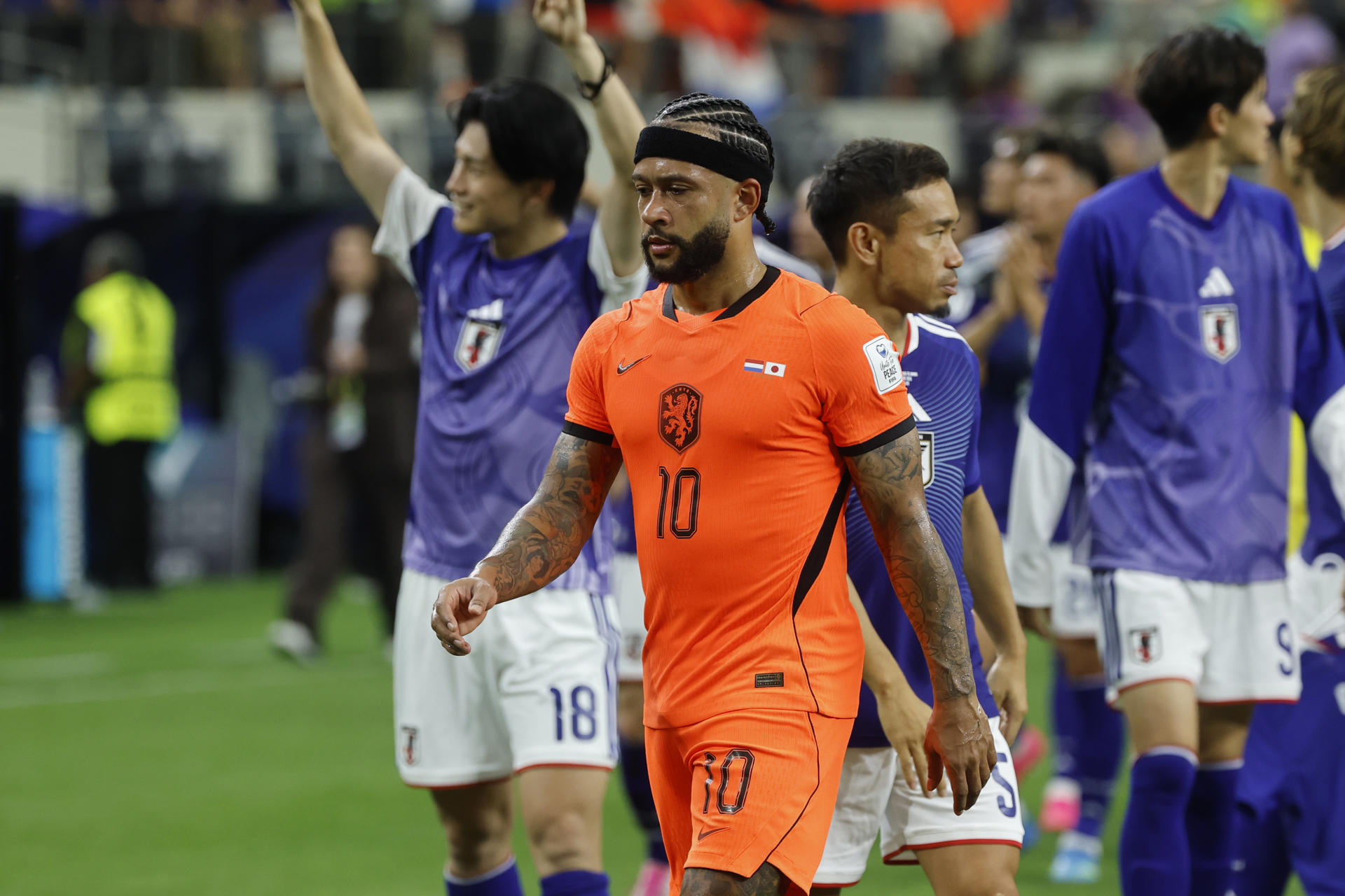 Memphis Depay (c) de Países Bajos reacciona este domingo, al finalizar un partido del grupo F del Mundial de la FIFA 2026 entre Países Bajos y Japón en el estadio AT&T en Arlington (Estados Unidos). EFE/ Sebastián Mariscal