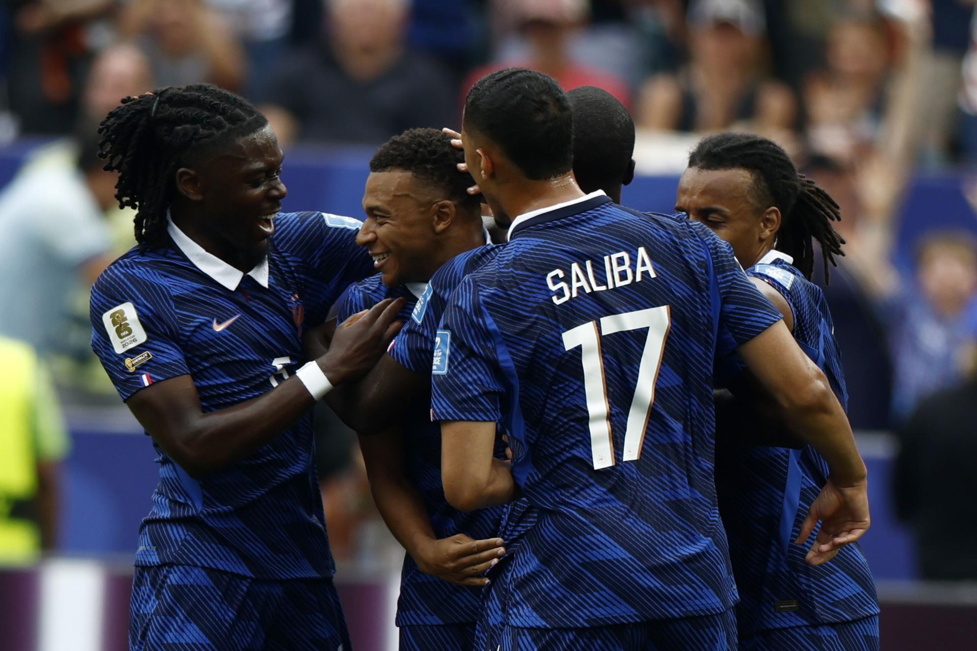 Kylian Mbappé de Francia (2-I) celebra con sus compañeros tras marcar el gol que puso el 1-0 en el partido de la fase de grupos de la Copa Mundial de la FIFA 2026 entre Francia e Irak, en Filadelfia, Pensilvania, EE. UU., el 22 de junio de 2026. (Francia, Filadelfia) EFE/EPA/WILL OLIVER