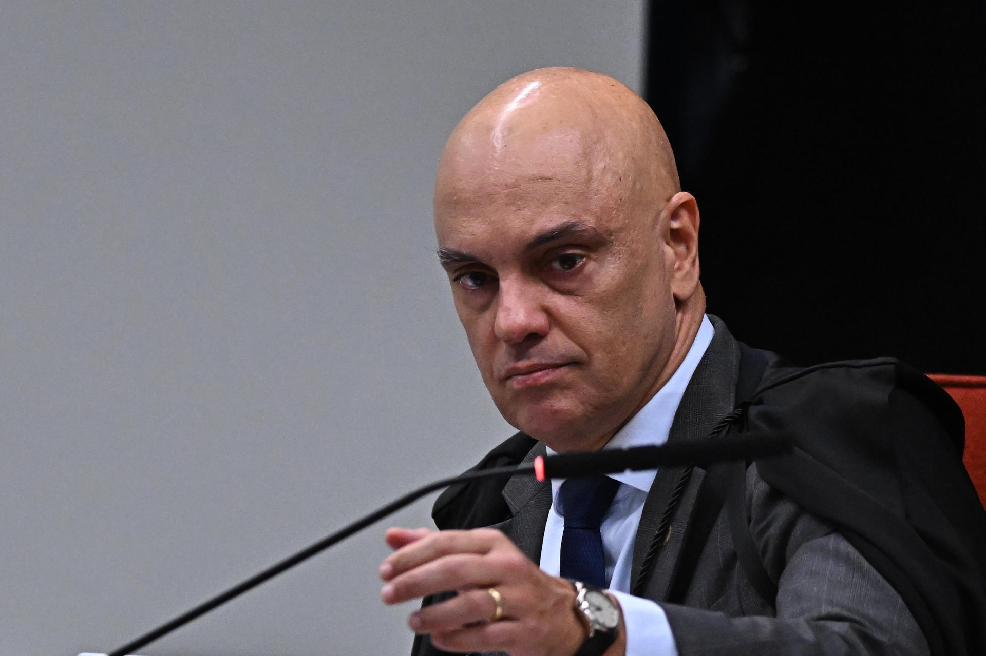 El juez ministro de la Suprema Corte de Brasil, Alexandre de Moraes, asiste a una sesión de juicio en el pleno de la primera sala del Tribunal Supremo Federal este martes, en Brasilia (Brasil). EFE/Andre Borges