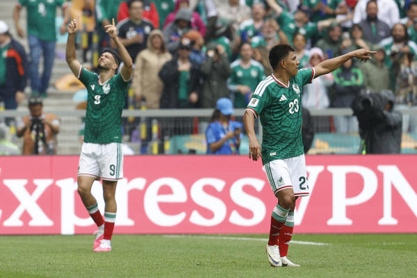 Raúl Jiménez (i) de México celebra un gol junto a Jesús Gallardo este jueves, en un partido del Mundial de la FIFA 2026 entre México y Sudáfrica en el estadio Ciudad de México (México). EFE/ Sashenka Gutiérrez