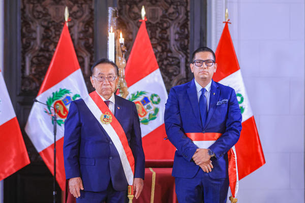 Fotografía cedida por la Presidencia de Perú de su mandatario interino, José María Balcázar (i), posando junto al nuevo ministro de Trabajo y Promoción del Empleo de Perú, Freddy Solano González, quien reemplaza a Oscar Fernández, tras denuncias contra el seguro social Essalud, dependiente de este ministerio, de intentar manipular la historia clínica del expresidente Pedro Castillo para tramitar un indulto, este jueves en Lima (Perú). EFE/ Presidencia de Perú 