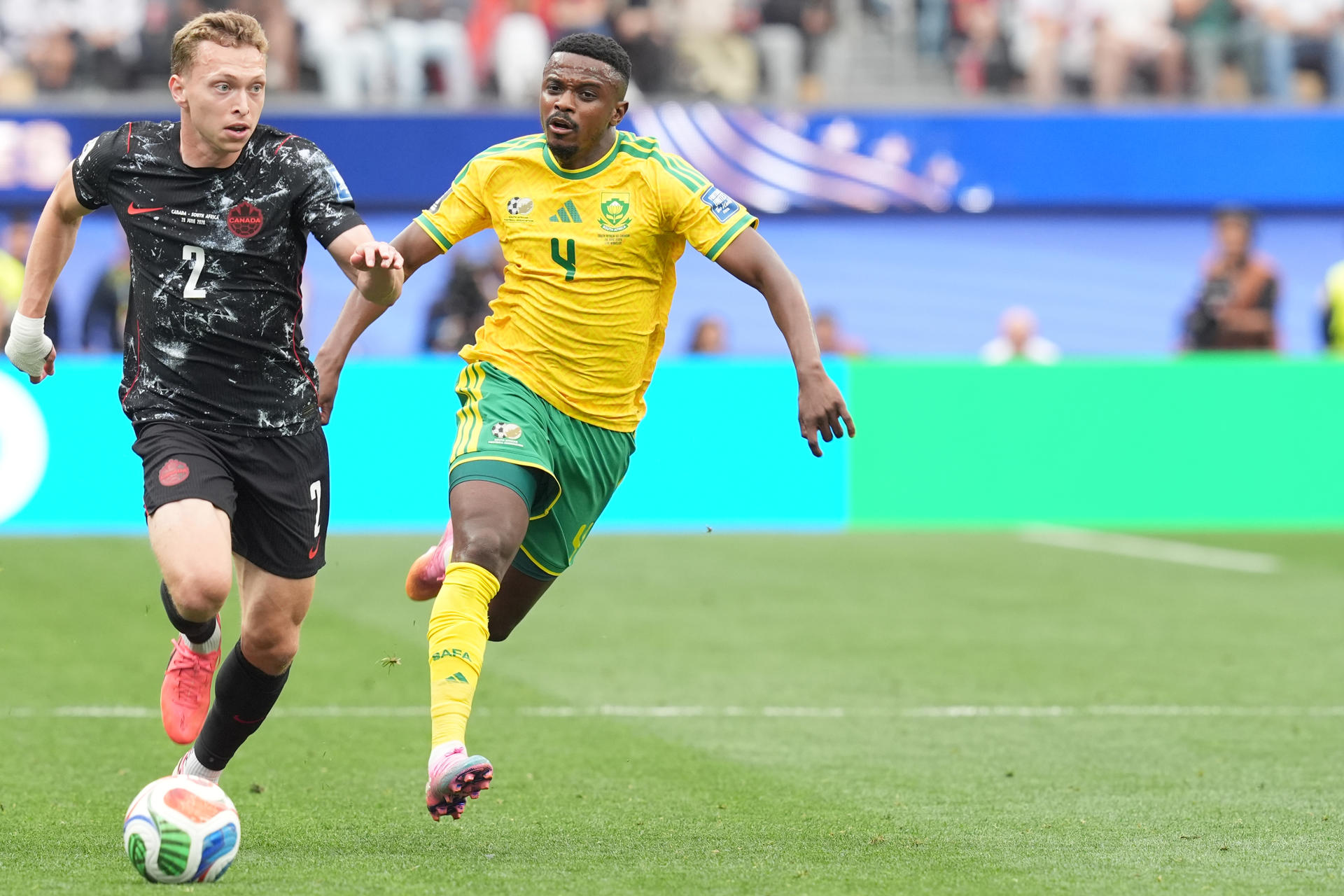 Teboho Mokoena (d) de Sudáfrica disputa un balón con Alistair Johnston de Canadá este domingo, en un partido por los dieciseisavos de final del Mundial de la FIFA 2026 entre Sudáfrica y Canadá en el estadio SoFi en Los Ángeles (Estados Unidos). EFE/ Omar Alonso