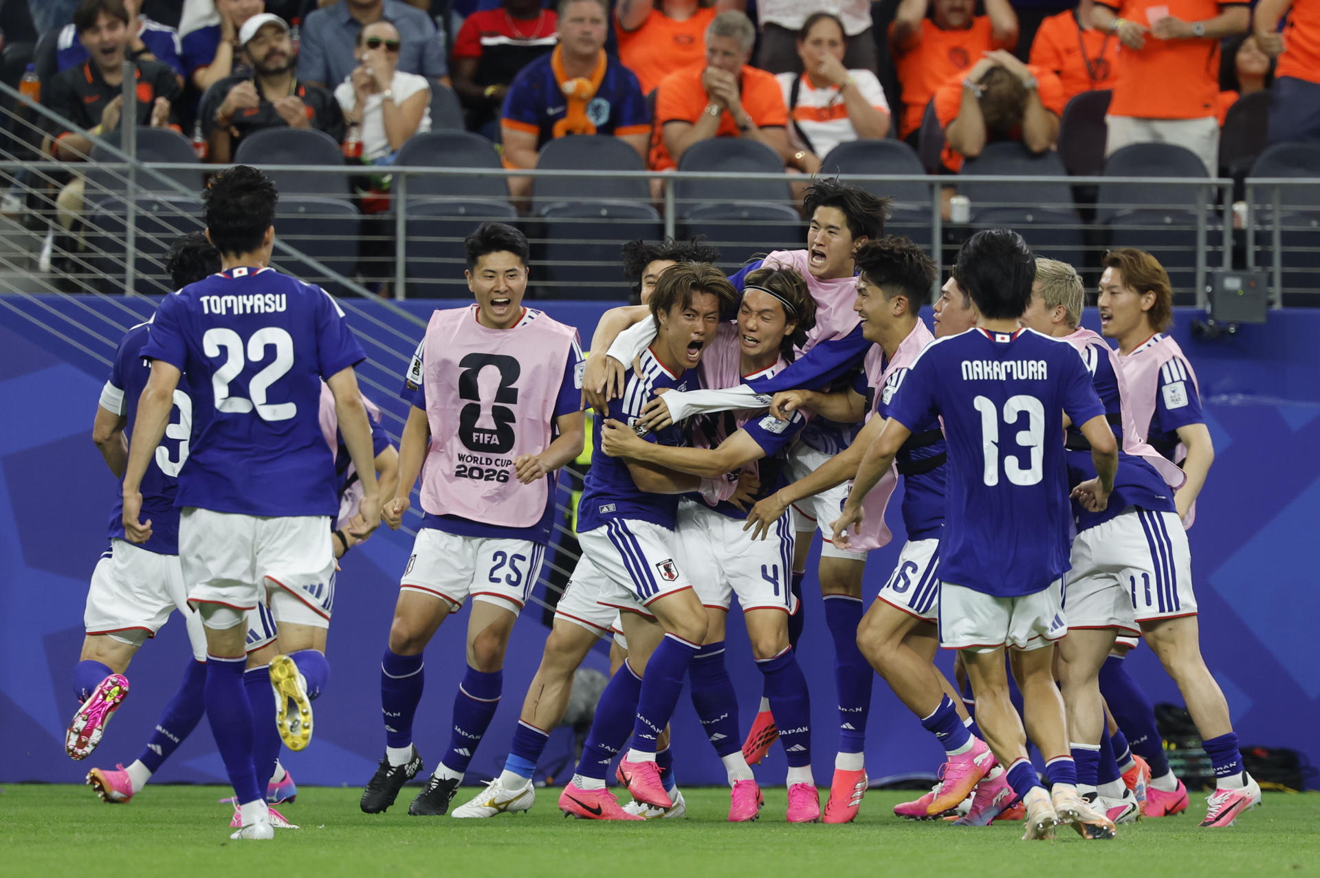 Jugadores de Japón celebran un gol este domingo, en un partido del grupo F del Mundial de la FIFA 2026 entre Países Bajos y Japón en el estadio AT&T en Arlington (Estados Unidos). EFE/ Sebastián Mariscal