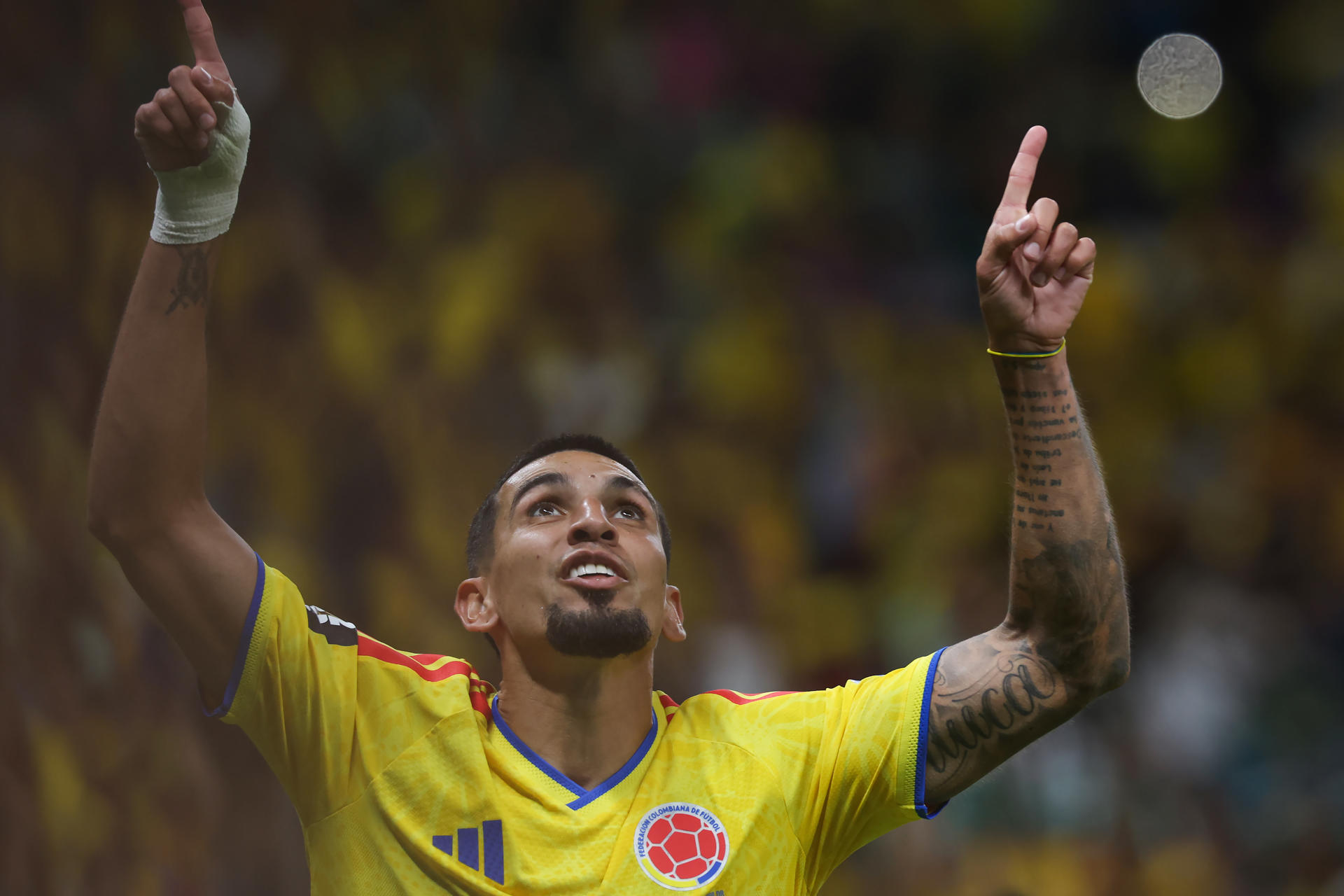 Daniel Muñoz de Colombia celebra su gol de este martes, durante un partido del grupo K del Mundial de la FIFA 2026 entre Colombia y RD Congo en el estadio Akron en Guadalajara (México). EFE/ Alex Cruz