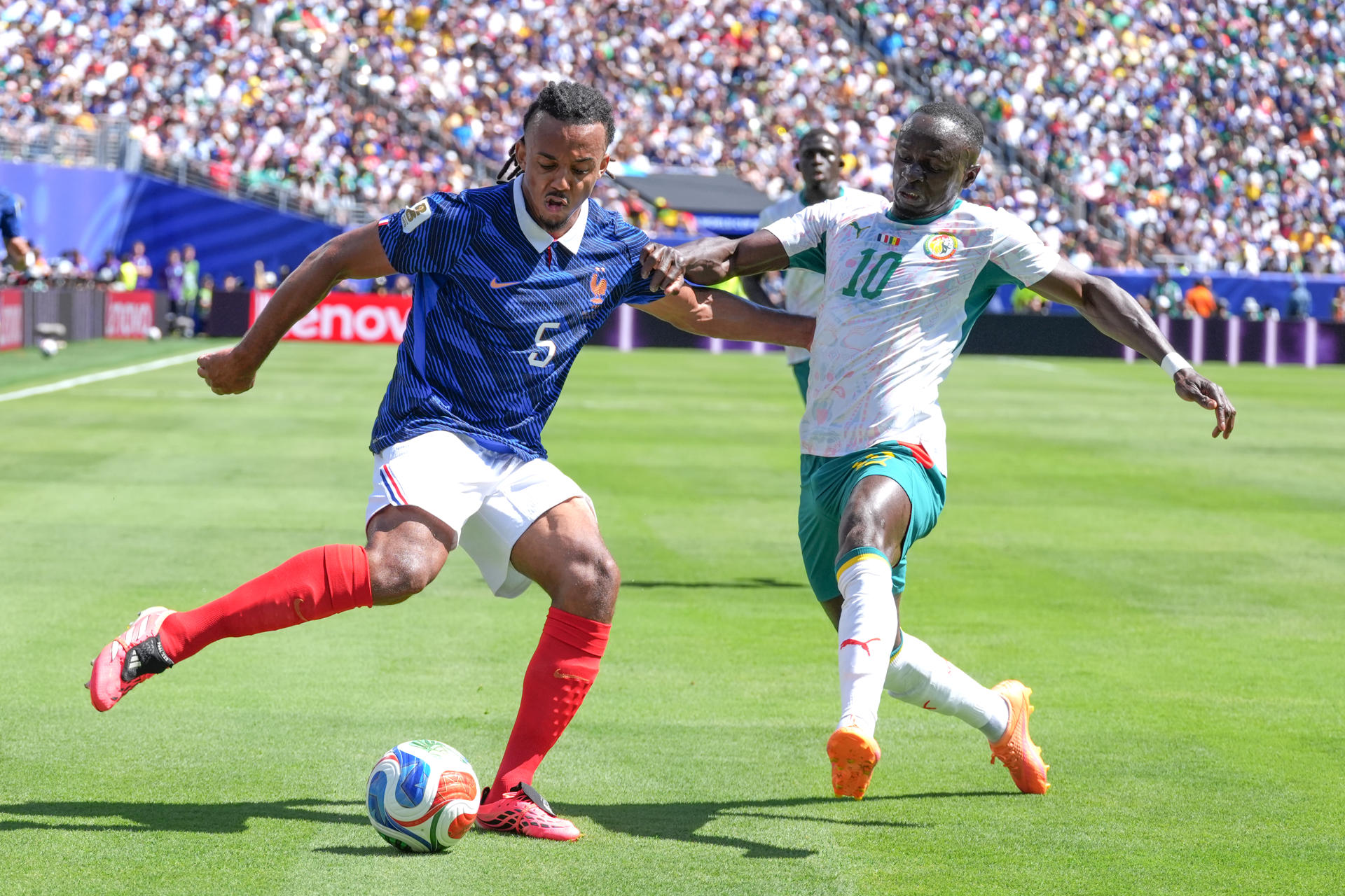 Jules Kounde (i) de Francia disputa el balón con Sadio Mane de Senegal este martes, en un partido del grupo I del Mundial de la FIFA 2026 entre Francia y Senegal en el estadio MetLife de Nueva Jersey (Estados Unidos). EFE/ Ángel Colmenares