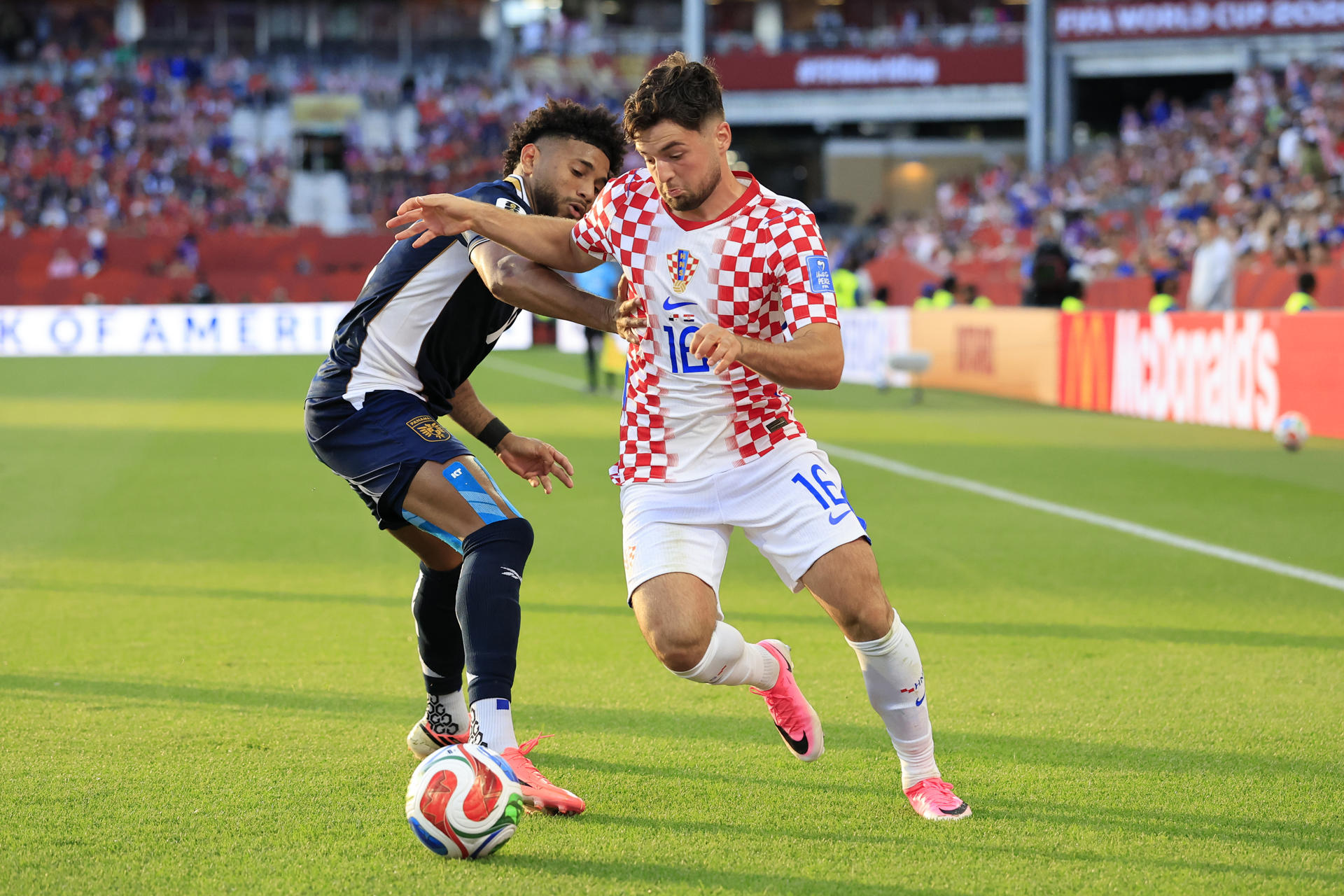 Carlos Harvey (i) de Panamá disputa el balón con Martin Baturina de Croacia este martes, en un partido del grupo L del Mundial de la FIFA 2026 entre Panamá y Croacia en el estadio BMO en Toronto (Canadá). EFE/ Bienvenido Velasco