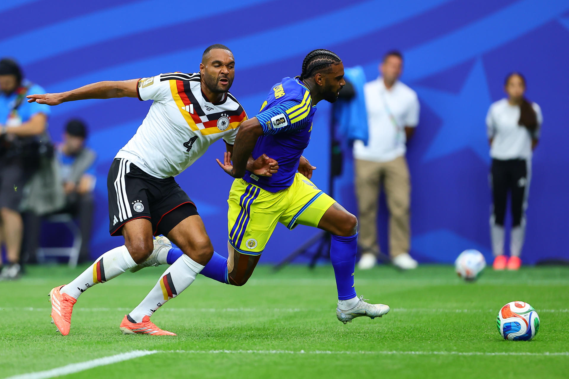 El defensa alemán Jonathan Tah y el delantero de Curazao Jürgen Locadia, durante el partido del grupo C del Mundial 2026 entre las selecciones de Alemania y Curazao, este domingo en el NRG Stadium de Houston (Texas).-EFE/ Carlos Ramírez