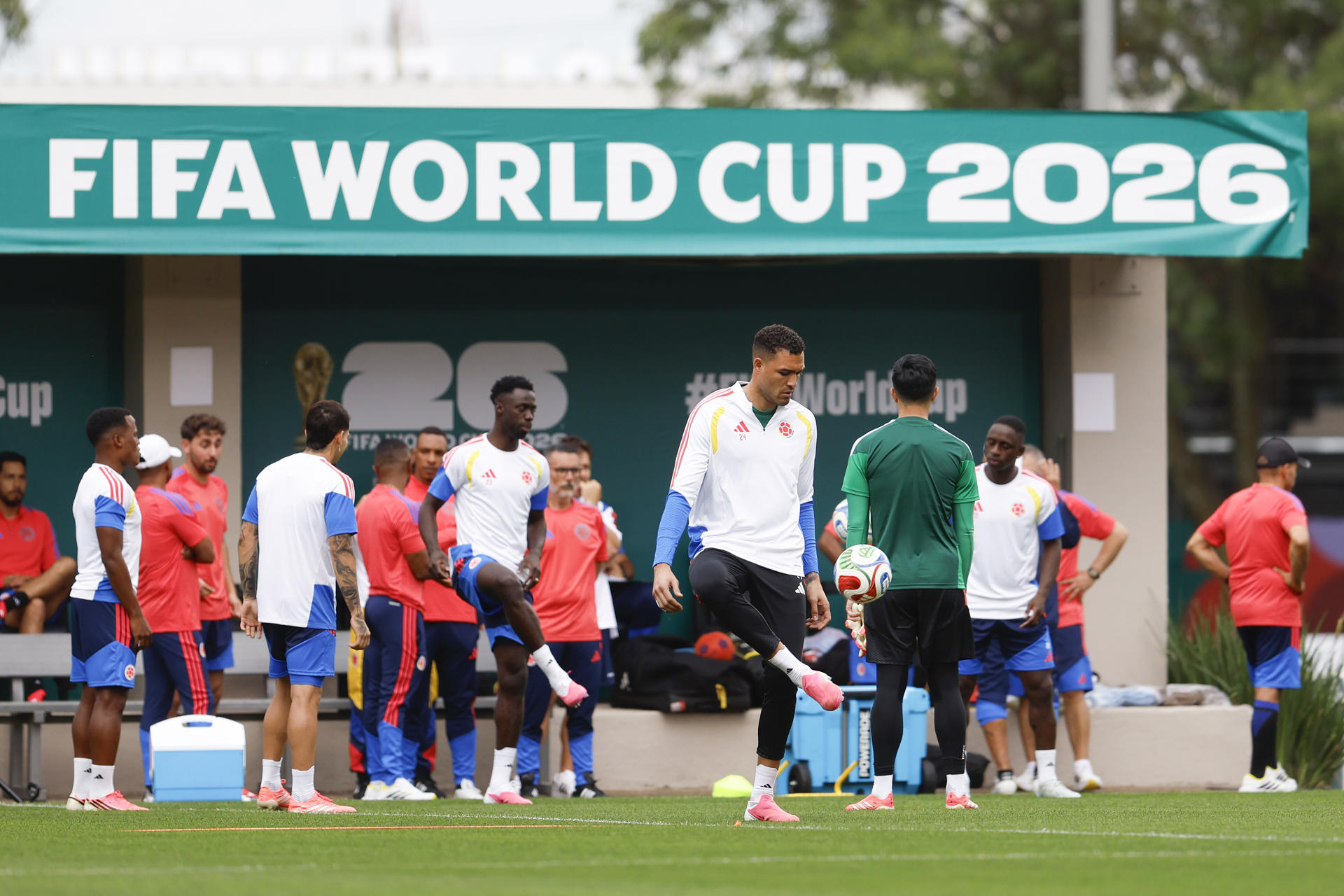 Jugadores de Colombia participan en un entrenamiento este martes, en las instalaciones del Club América, en Ciudad de México (México). EFE/ Sashenka Gutiérrez