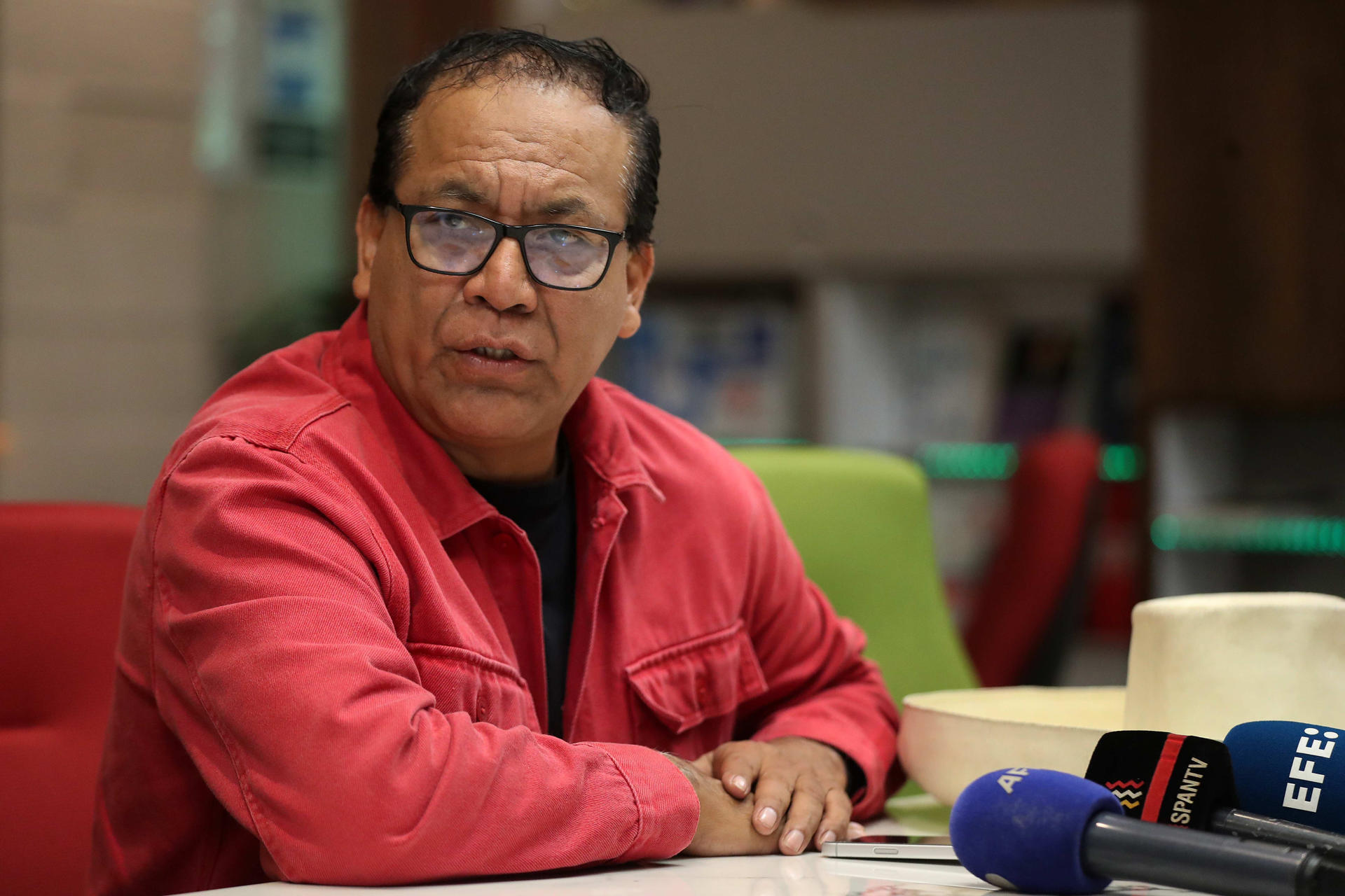 El candidato izquierdista Roberto Sánchez (d) habla en una rueda de prensa este sábado, en Lima (Perú). Sánchez, argumentó su intención de anular la votación en el exterior, donde sufragaron unos 300.000 peruanos, por presuntas irregularidades en la cadena de custodia de las actas de sufragio, después de que las autoridades decidieran que los resultados ya no iban a ser transmitidos de manera digital, sino que las actas debían llegar a Lima para ser contadas. EFE/ Paolo Aguilar