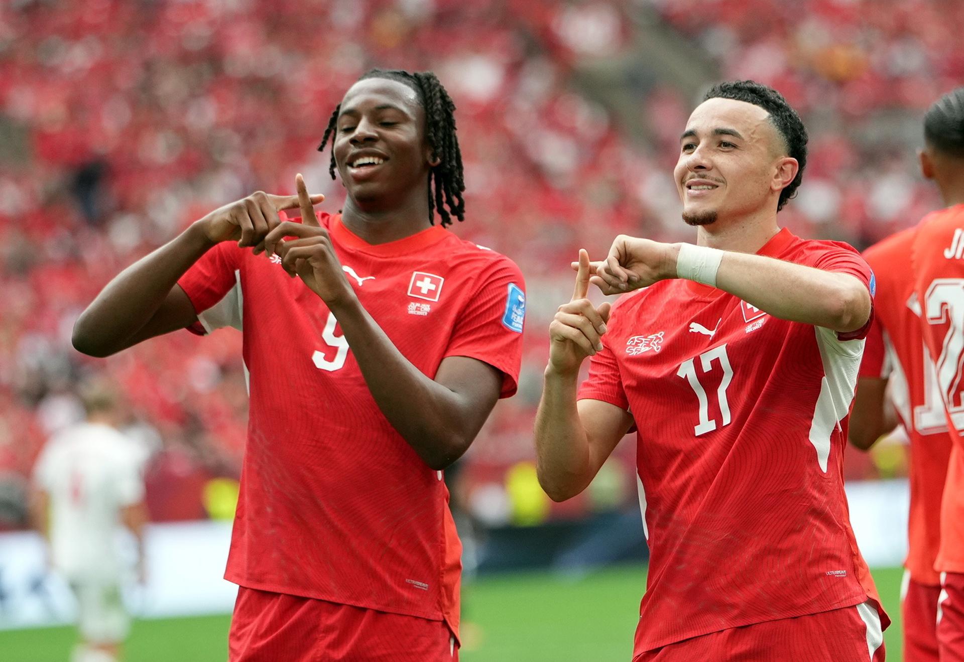 Ruben Vargas de Suiza celebra tras marcar el 1-0 con Johan Manzambi de Suiza (izquierda) durante el partido de la fase de grupos de la Copa Mundial de la FIFA 2026 entre Suiza y Canadá, en Vancouver, Canadá, el 24 de junio de 2026. (Suiza) EFE/EPA/BOB FRID