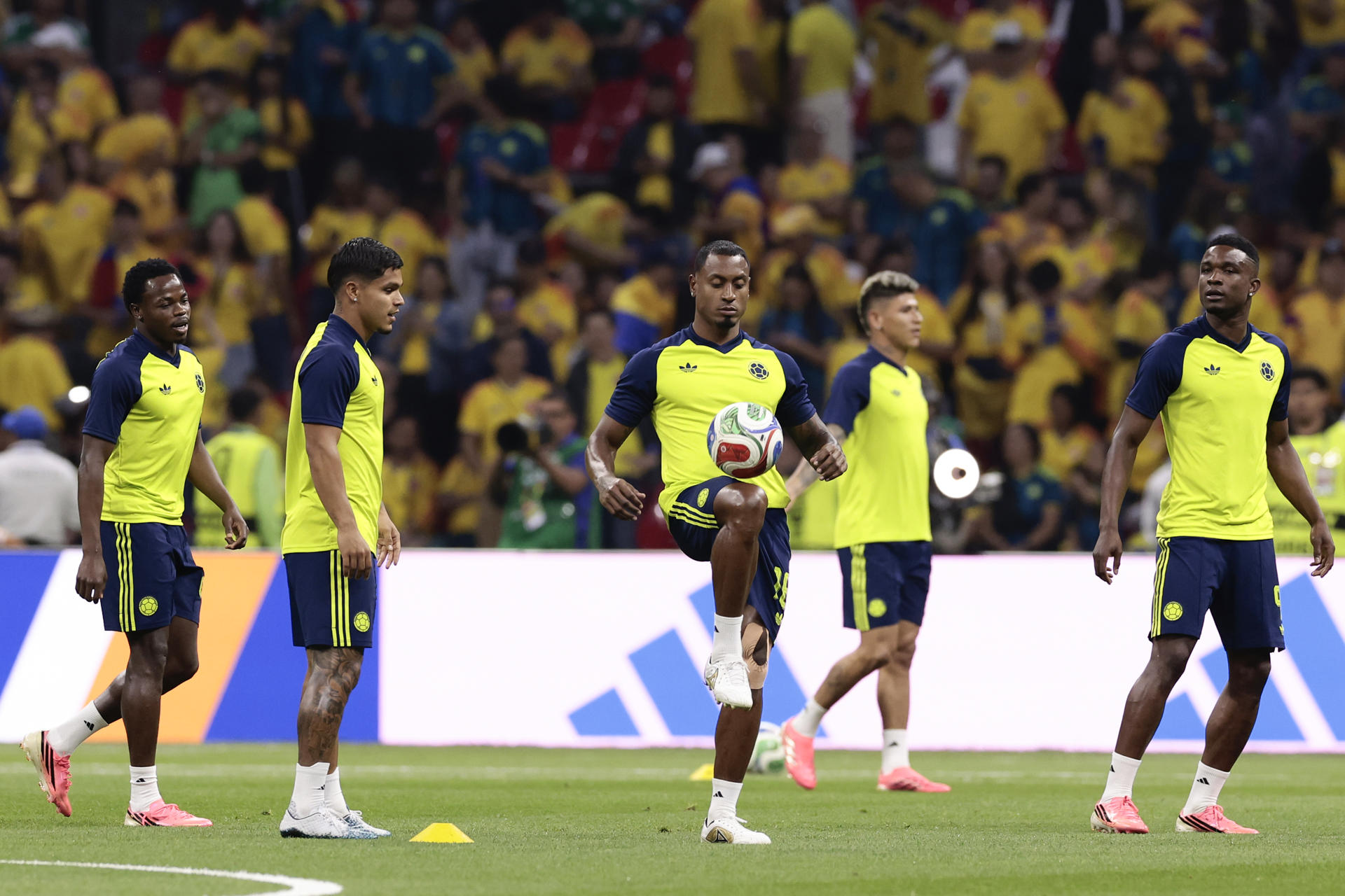 Jugadores de Colombia calientan este miércoles, previo a un partido del grupo K del Mundial de la FIFA 2026 entre Uzbekistán y Colombia, en el estadio Azteca en Ciudad de México (México). EFE/ José Méndez