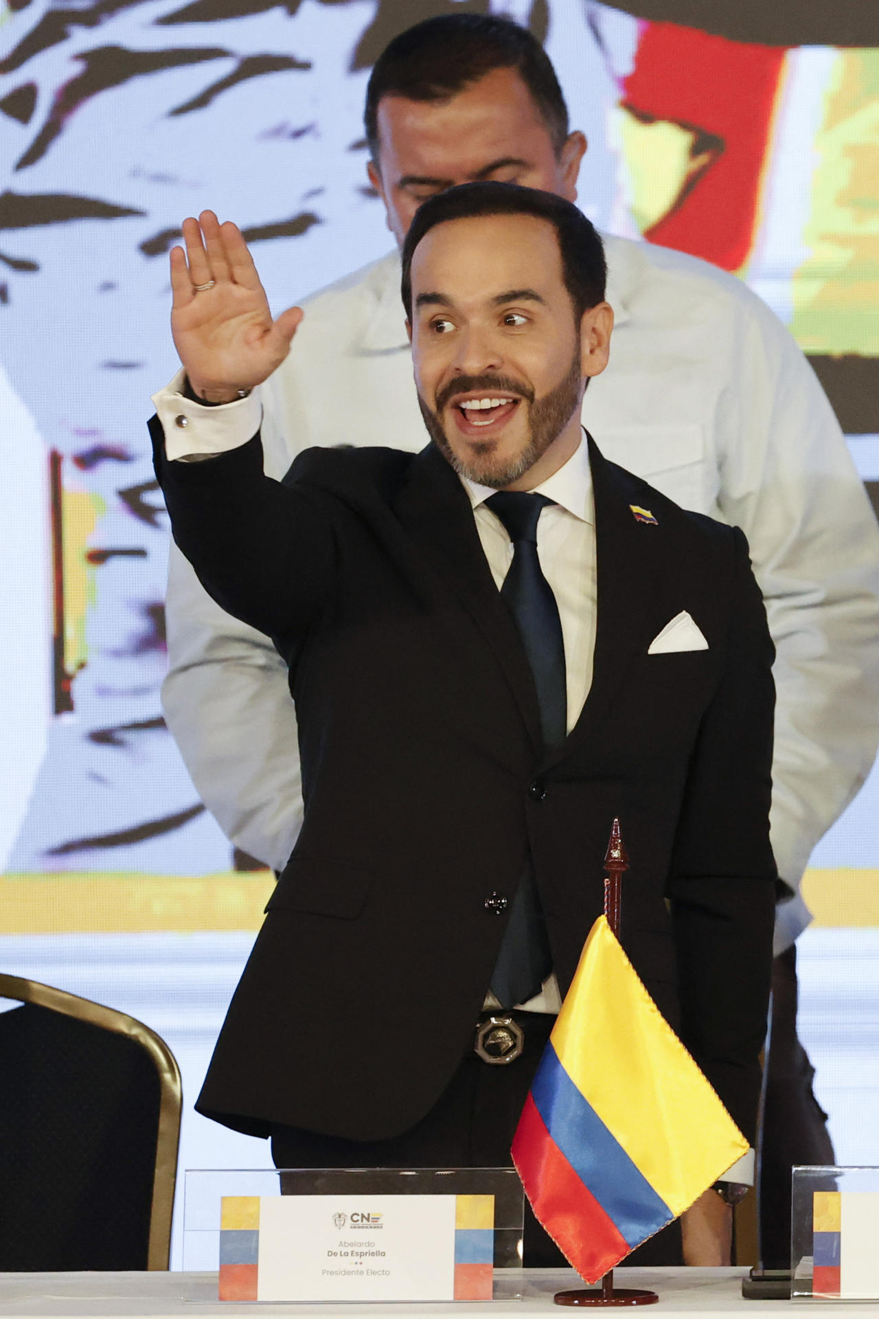 El ultraderechista Abelardo de la Espriella reacciona durante la entrega del Consejo Nacional Electoral (CNE) de su credencial como presidente electo de Colombia tras ganar la segunda vuelta de las elecciones, este jueves, en Bogotá (Colombia). EFE/ Mauricio Dueñas Castañeda