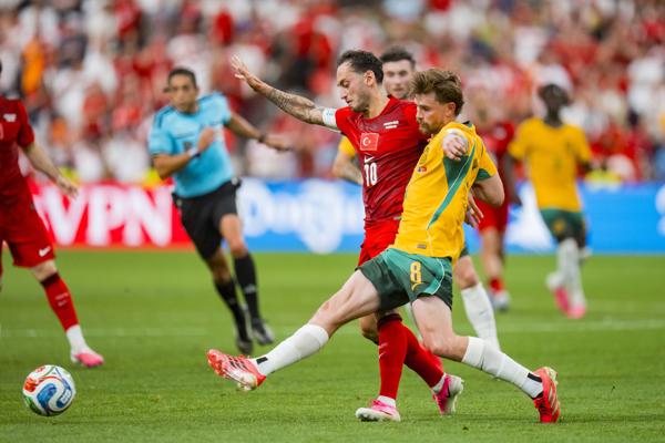 Hakan Calhanoglu de Turquía disputa el balón con Connor Metcalfe de Australia en la segunda mitad del partido de la fase de grupos de la Copa Mundial de la FIFA 2026 entre Australia y Turquía, en Vancouver, Canadá, el 13 de junio de 2026. (Turquía) EFE/EPA/BOB FRID