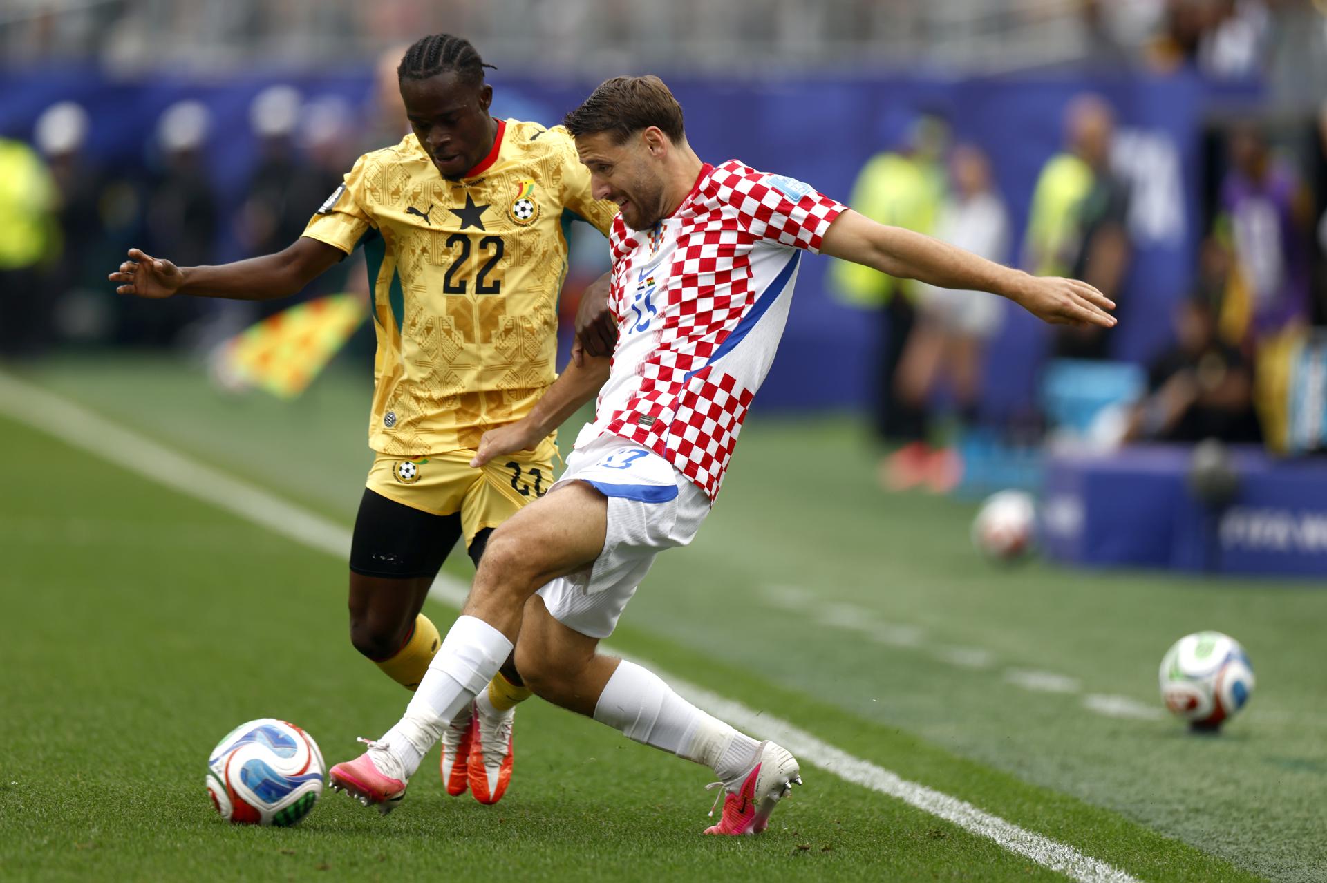 Nikola Vlasic (D) de Croacia y Kamaldeen Sulemana de Ghana en acción durante el partido de la fase de grupos de la Copa Mundial de la FIFA 2026 entre Croacia y Ghana, en Filadelfia, EE. UU., el 27 de junio de 2026. (Croacia, Filadelfia) EFE/EPA/WILL OLIVER