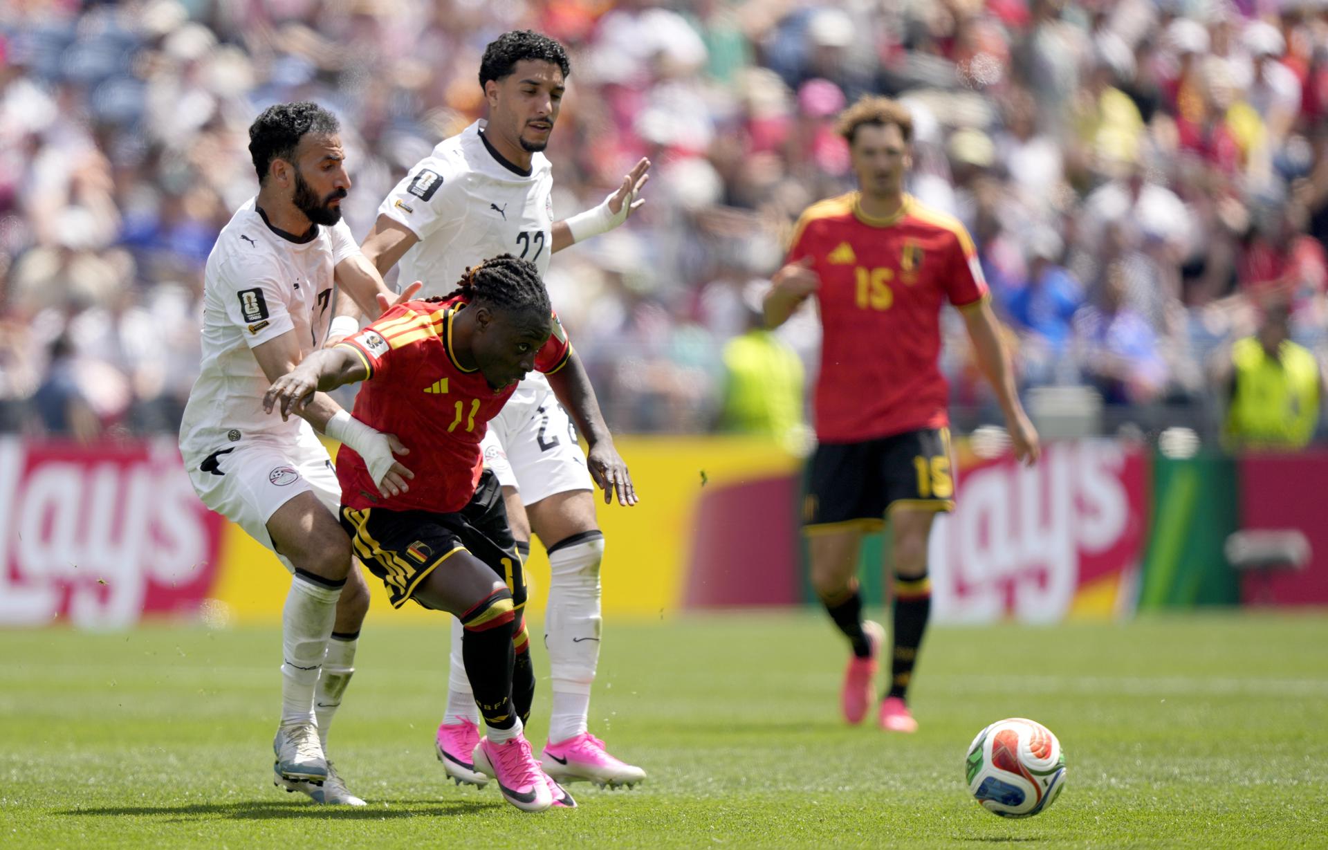 eremy Doku (C) de Bélgica en acción contra Mohanad Lasheen y Omar Marmoush (D) de Egipto durante el partido de la fase de grupos de la Copa Mundial de la FIFA 2026 entre Bélgica y Egipto, en Seattle, EE. UU., 15 de junio de 2026. (Bélgica, Egipto) EFE/EPA/STEPHEN BRASHEAR