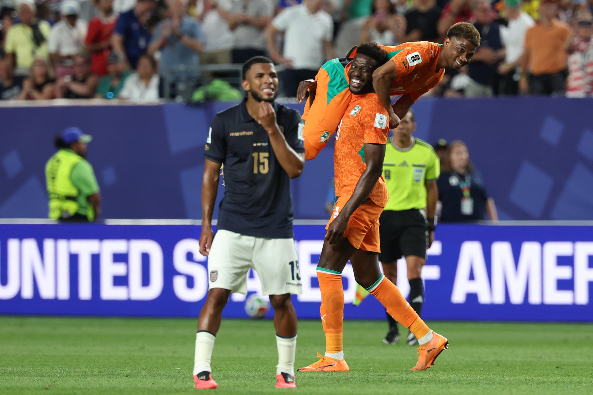 Ibrahim Sangare (c) y Amad Diallo (arriba) de Costa de Marfil celebran este domingo, al finalizar un partido del grupo E del Mundial de la FIFA 2026 entre Costa de Marfil y Ecuador en el estadio Lincoln Financial Field en Filadelfia (Estados Unidos). EFE/ Sebastiao Moreira