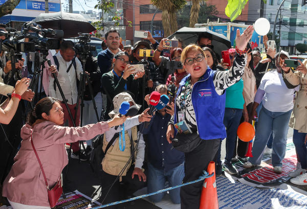 La presidenta del Comité de Familiares por una Vida Digna, Ana Morales, habla durante una rueda de prensa este martes, en Quito (Ecuador). Familiares de presos en Ecuador denunciaron presuntas muertes de reos por tuberculosis y desnutrición en varias cárceles del país, además de la supuesta falta de atención médica, suspensión de visitas y aparente opacidad sobre el estado de salud de los reclusos, pese a que el Gobierno ha negado la existencia de epidemias infecciosas en las prisiones. EFE