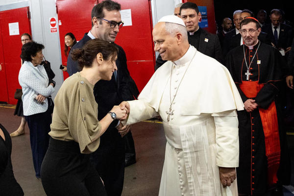 El papa León XIV saluda a la presidenta de la Comunidad de Madrid Isabel Díaz Ayuso durante el encuentro 'Tejer redes con el mundo de la cultura, la educación, la empresa y el deporte’, este domingo en el Movistar Arena de Madrid. EFE/Comunidad de Madrid