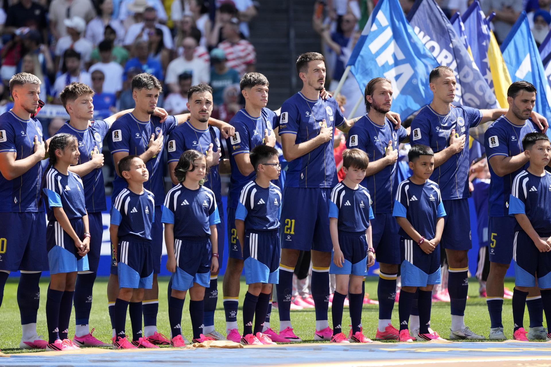 Jugadores de Bosnia y Herzegovina se alinean para escuchar su himno nacional antes del partido de la fase de grupos de la Copa Mundial de la FIFA 2026 entre Bosnia y Herzegovina y Catar, en Seattle, Washington, EE. UU., el 24 de junio de 2026. (Bosnia-Herzegovina, Catar) EFE/EPA/STEPHAN BRASHEAR