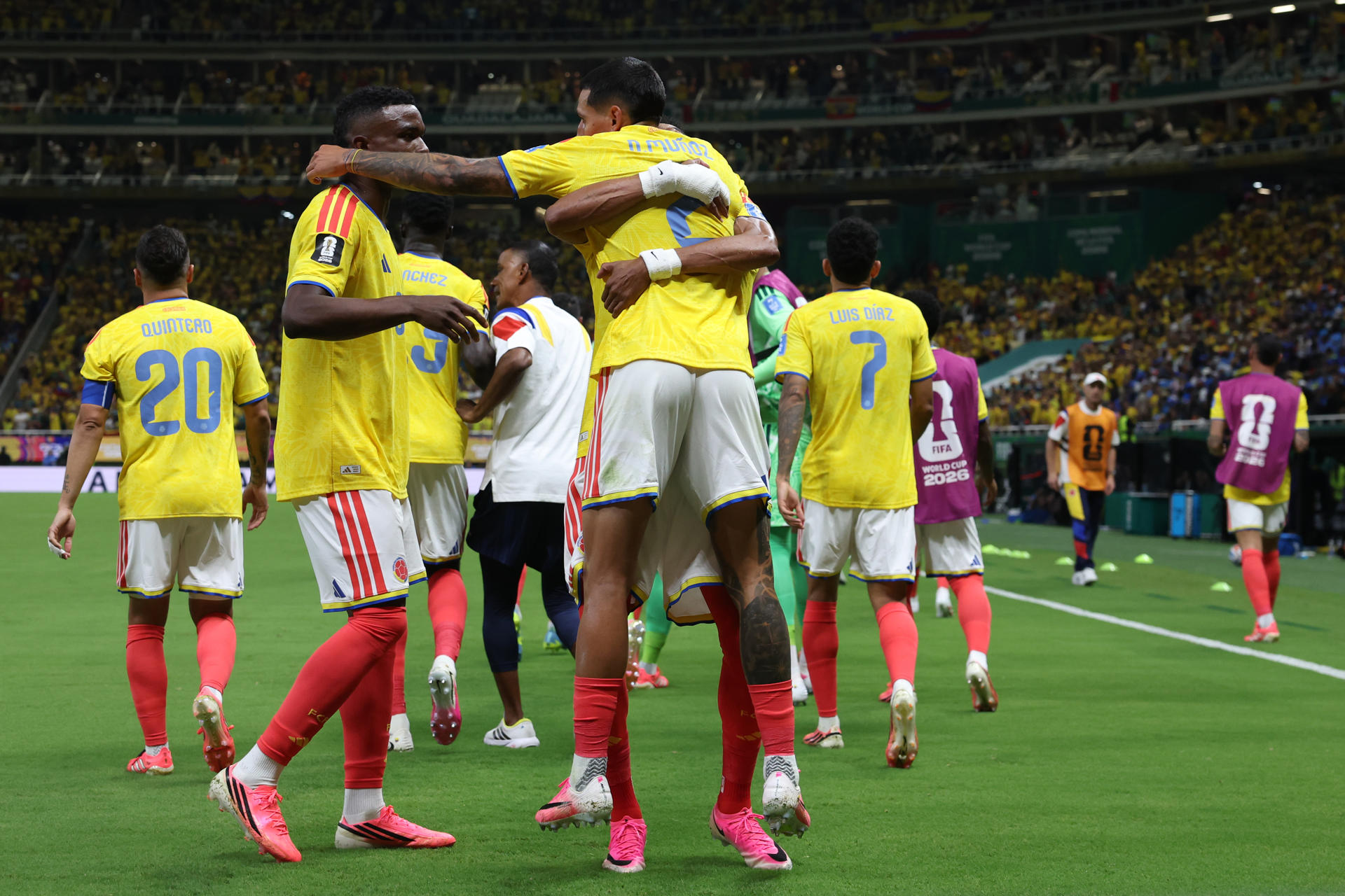 Jugadores de Colombia celebran un gol de Daniel Muñoz (c) este martes, durante un partido del grupo K del Mundial de la FIFA 2026 entre Colombia y RD Congo en el estadio Akron en Guadalajara (México). EFE/ Alex Cruz