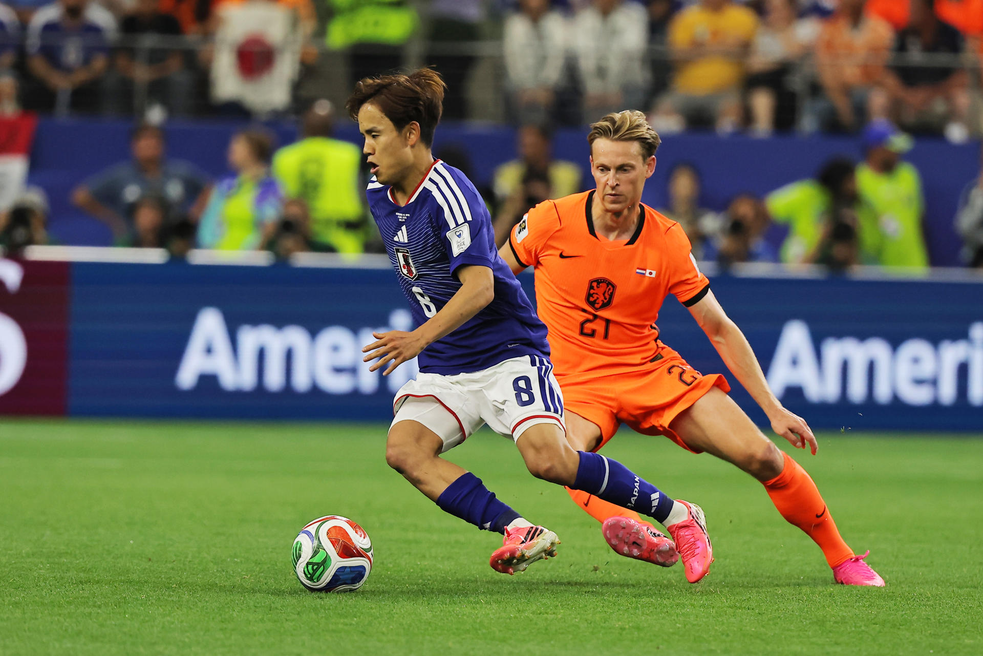 Frenkie de Jong (d) de Países Bajos disputa el balón con Takefusa Kubo de Japón este domingo, durante un partido del grupo F del Mundial de la FIFA 2026 entre Países Bajos y Japón en el estadio AT&T en Arlington (Estados Unidos). EFE/ Kenneth Fernandez