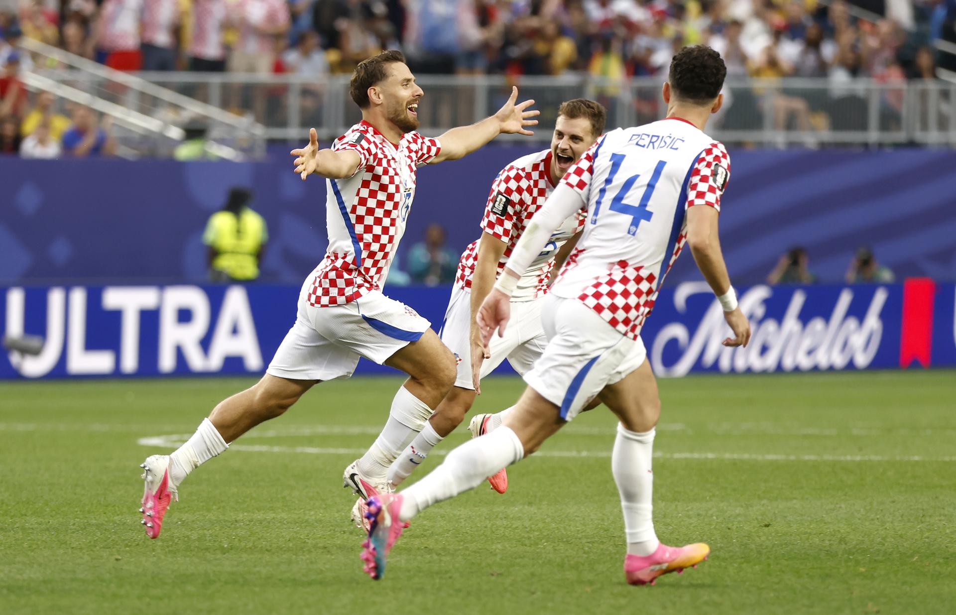 Nikola Vlasic (izq.), de Croacia, celebra con sus compañeros tras marcar el segundo gol de su equipo durante el partido de la fase de grupos de la Copa Mundial de la FIFA 2026 entre Croacia y Ghana, en Filadelfia, EE. UU., el 27 de junio de 2026. (Croacia, Filadelfia) EFE/EPA/WILL OLIVER