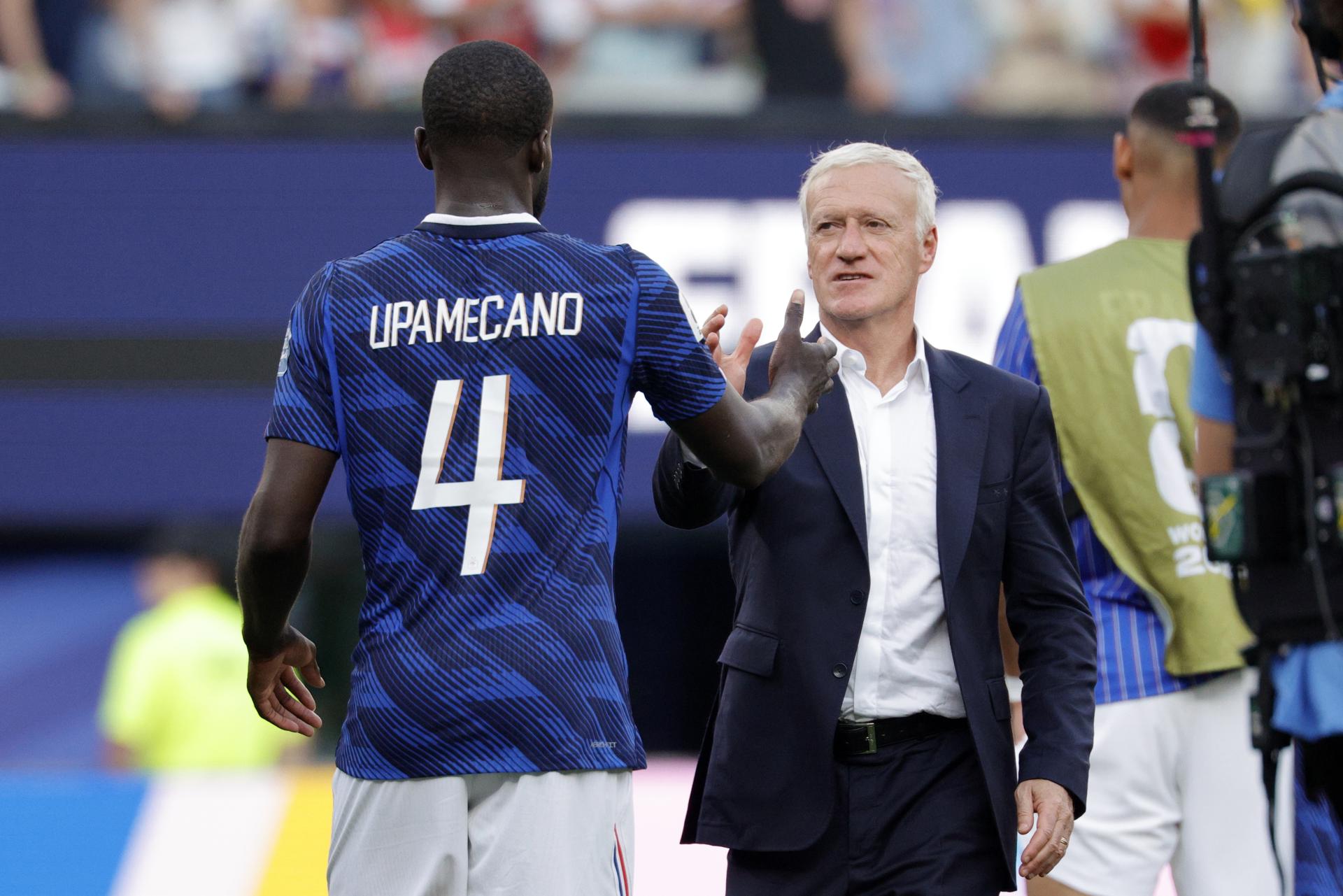 El seleccionador francés Didier Deschamps (derecha) estrecha la mano de su jugador Dayot Upamecano tras la victoria de Francia contra Suecia en el partido de dieciseisavos de final de la Copa Mundial de la FIFA 2026, en East Rutherford, Nueva Jersey, EE. UU., el 30 de junio de 2026. (Francia, Suecia) EFE/EPA/SHAWN THEW