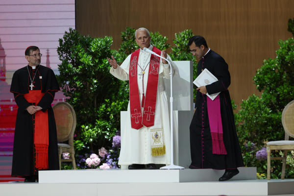 El papa León XIV (c), acompañado por el arzobispo de Madrid, el cardenal José Cobo (i), preside el encuentro 'Tejer redes con el mundo de la cultura, la educación, la empresa y el deporte’, este domingo en el Movistar Arena de Madrid. EFE/ Kiko Huesca