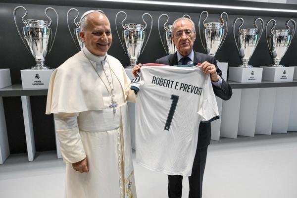 Una fotografía facilitada por Vatican Media muestra al presidente del Real Madrid, Florentino Pérez (derecha), dando la bienvenida al Papa León XIV en el Estadio Santiago Bernabéu, donde el Papa se reúne con la comunidad diocesana en Madrid, España, el 8 de junio de 2026. (Papa, España) EFE/EPA/VATICAN MEDIA