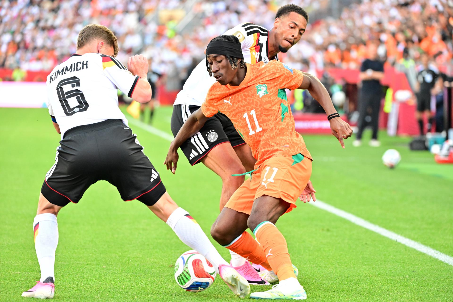 Joshua Kimmich (izq.) y Felix Nmecha (centro) de Alemania en acción contra Yan Diomande de Costa de Marfil (der.) durante el partido de la fase de grupos de la Copa Mundial de la FIFA 2026 entre Alemania y Costa de Marfil, en Toronto, Canadá, el 20 de junio de 2026. (Costa de Marfil, Alemania) EFE/EPA/EDUARDO LIMA