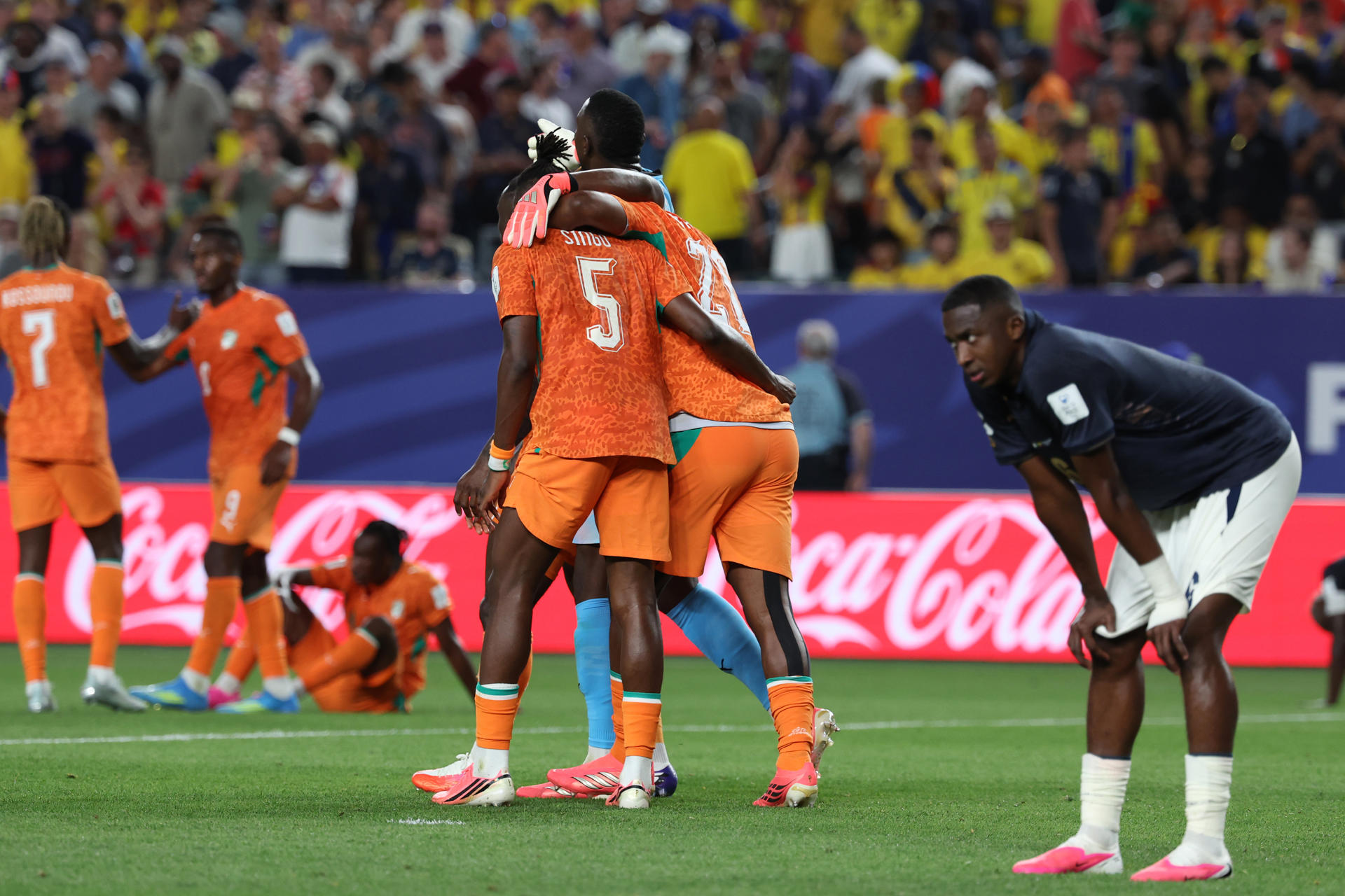 Jugadores de Costa de Marfil celebran este domingo, al finalizar un partido del grupo E del Mundial de la FIFA 2026 entre Costa de Marfil y Ecuador en el estadio Lincoln Financial Field en Filadelfia (Estados Unidos). EFE/ Sebastiao Moreira