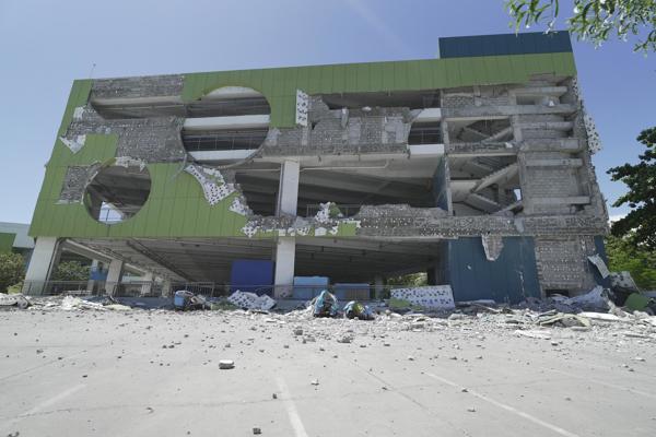  Edificio dañado tras un terremoto en la ciudad de General Santos, al sur de Filipinas, el 8 de junio de 2026. Según el Instituto Filipino de Vulcanología y Sismología (Phivolcs), se emitió una alerta de tsunami tras un terremoto de magnitud 7,8 con una profundidad de 33 kilómetros que sacudió la costa de la provincia de Sarangani, en el sur de Filipinas. El Consejo Nacional de Reducción y Gestión del Riesgo de Desastres (NDRRMC) está verificando los informes que indican que al menos 19 personas han muerto y 12 están desaparecidas en algunas zonas del sur de Filipinas tras el terremoto. (Terremoto/sismo, Filipinas) EFE/EPA/EMIL ELBERT P. PRUDENTE