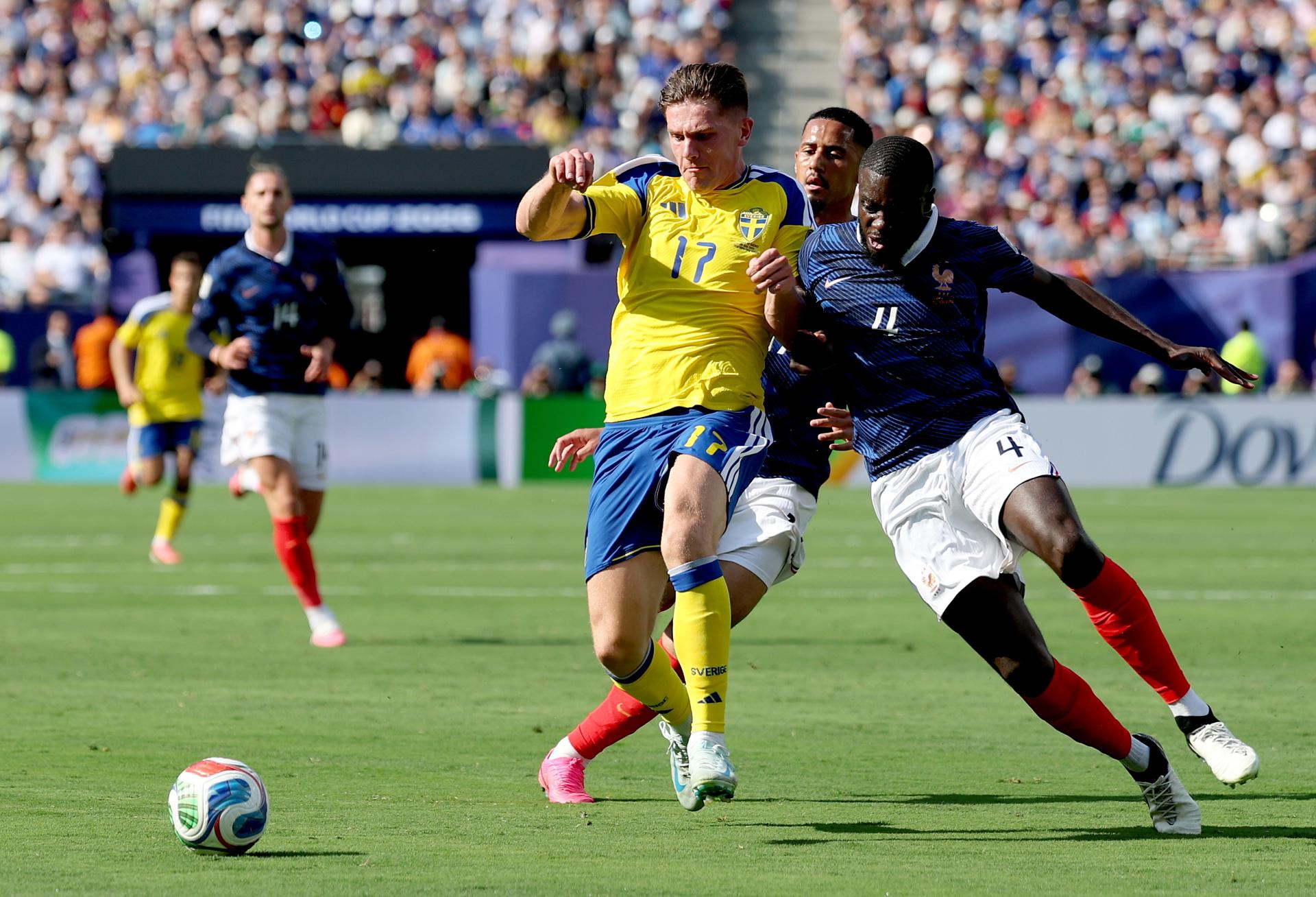 Viktor Gyokeres (izq.) de Suecia en acción contra Dayot Upamecano (der.) y William Saliba de Francia durante el partido de dieciseisavos de final de la Copa Mundial de la FIFA 2026 entre Francia y Suecia, en Nueva Jersey, EE. UU., el 30 de junio de 2026. (Francia, Suecia) EFE/EPA/SARAH YENESEL