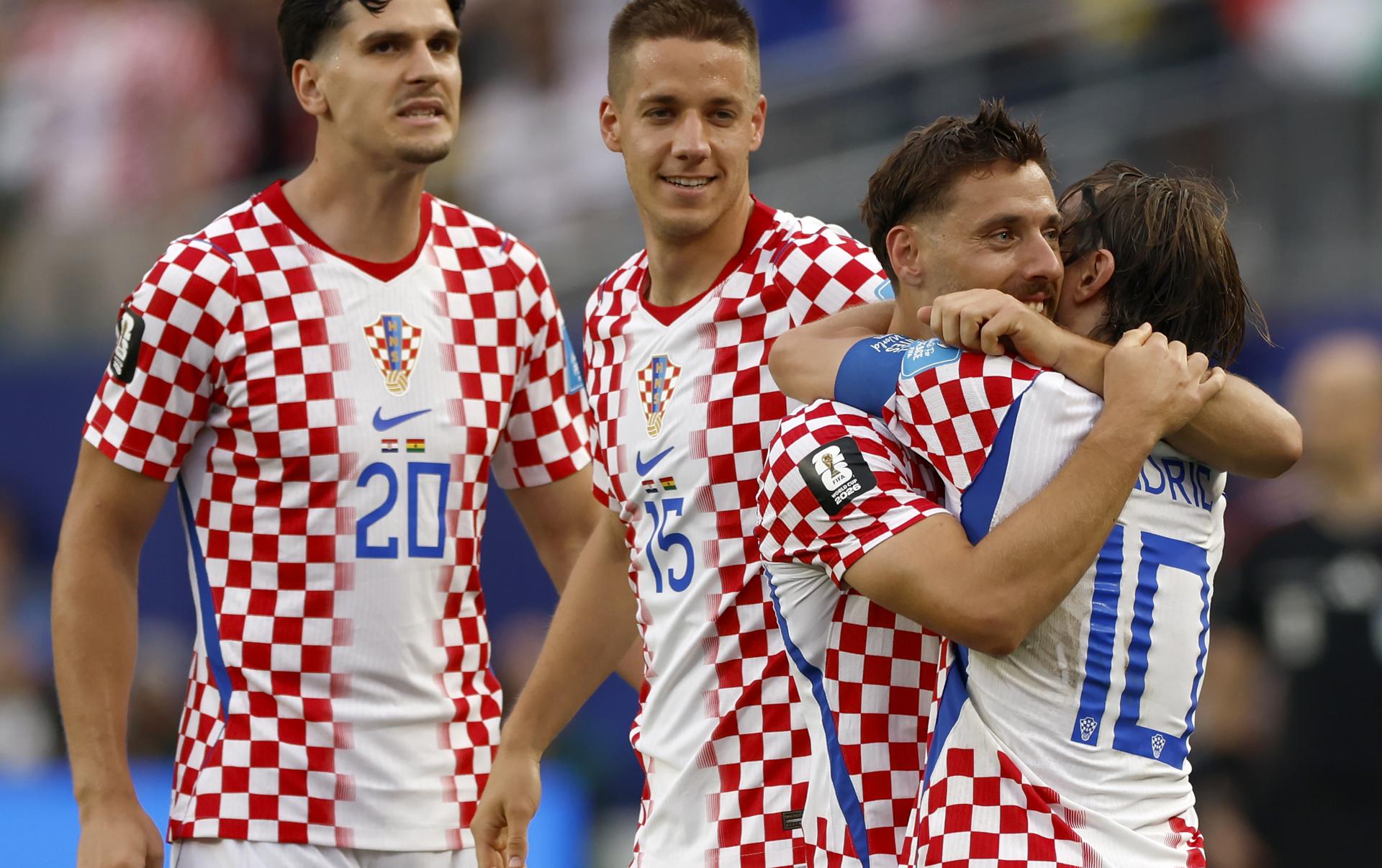 Nikola Vlasic (2D) de Croacia celebra con su compañero Luka Modric (D) tras marcar el segundo gol de su equipo durante el partido de la fase de grupos de la Copa Mundial de la FIFA 2026 entre Croacia y Ghana, en Filadelfia, EE. UU., el 27 de junio de 2026. (Croacia, Filadelfia) EFE/EPA/WILL OLIVER