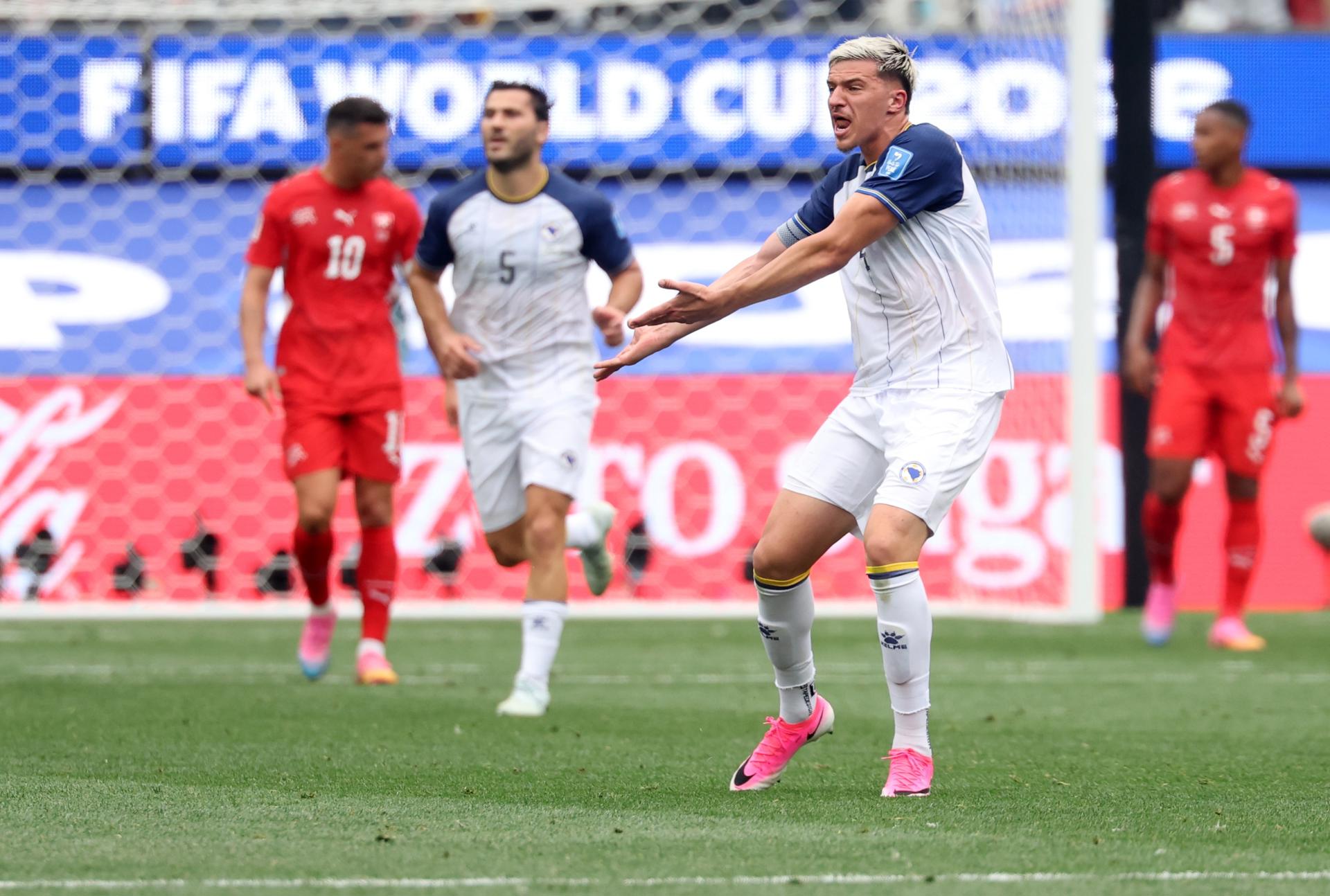 Tarik Muharemovic, de Bosnia y Herzegovina, gesticula durante el partido de la fase de grupos de la Copa Mundial de la FIFA 2026 entre Suiza y Bosnia y Herzegovina, en Los Ángeles, EE. UU., el 18 de junio de 2026. (Bosnia-Herzegovina, Suiza) EFE/EPA/CRISTOPHER TORRES