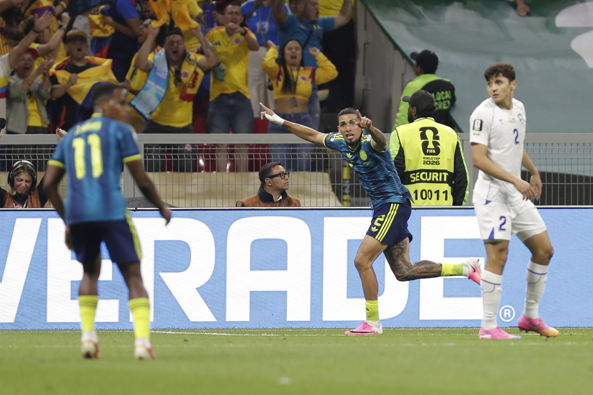 Daniel Muñoz (c) celebra un gol este miércoles, en un partido del grupo K del Mundial de la FIFA 2026 entre Uzbekistán y Colombia, en el estadio Azteca en Ciudad de México (México). EFE/ Isaac Esquivel