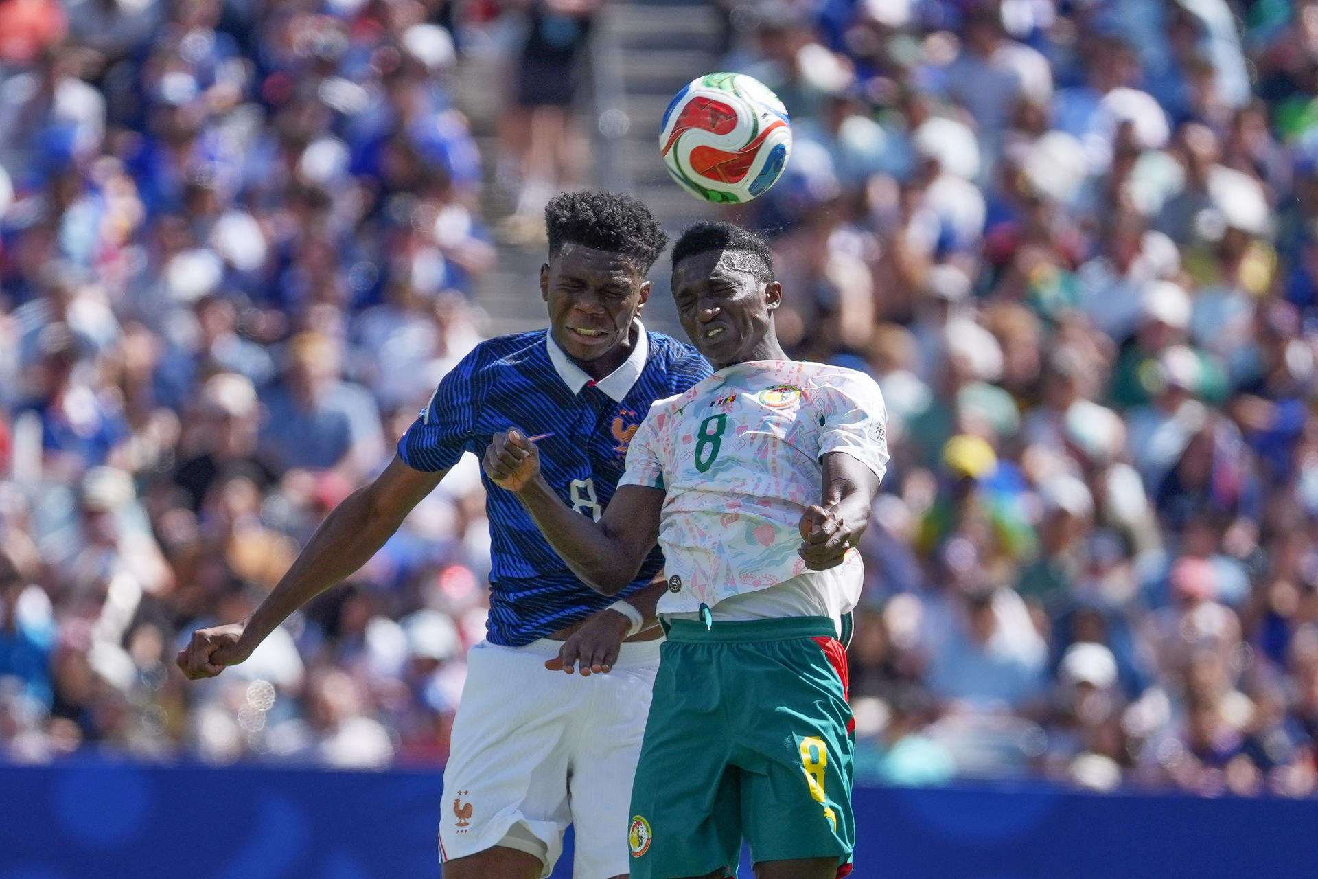 Aurelien Tchouameni (i) de Francia disputa el balón con Lamine Camara de Senegal este martes, en un partido del grupo I del Mundial de la FIFA 2026 entre Francia y Senegal en el estadio MetLife de Nueva Jersey (Estados Unidos). EFE/ Ángel Colmenares