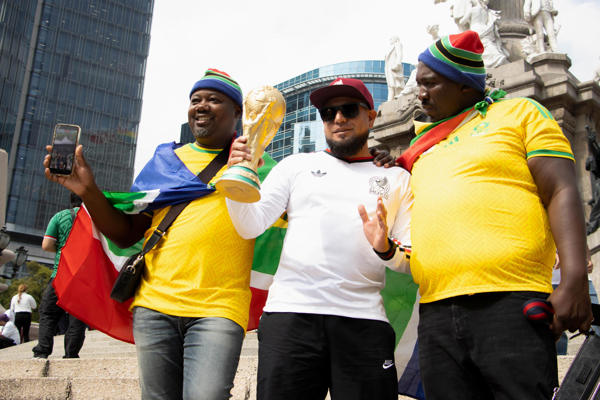 Aficionados de México y Sudáfrica reaccionan previo a la inauguración del Mundial de la FIFA 2026 este jueves, en el estadio Ciudad de México (México). EFE/ Tomas Pérez