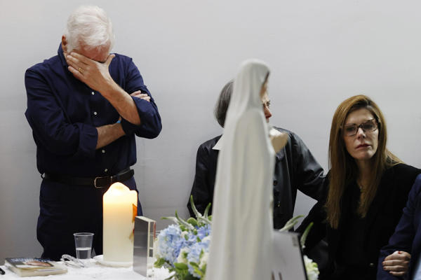 Miguel Uribe Londoño (i), y María Carolina Hoyos Turbay (d) participan este domingo, en la conmemoración del primer aniversario del atentado contra Miguel Uribe Turbay en Bogotá (Colombia). Colombia recuerda con misas y ofrendas el primer año del atentado contra el senador y precandidato presidencial del partido uribista Centro Democrático, quien fue gravemente herido en un atentado y falleció dos meses después. EFE/ Mauricio Dueñas Castañeda