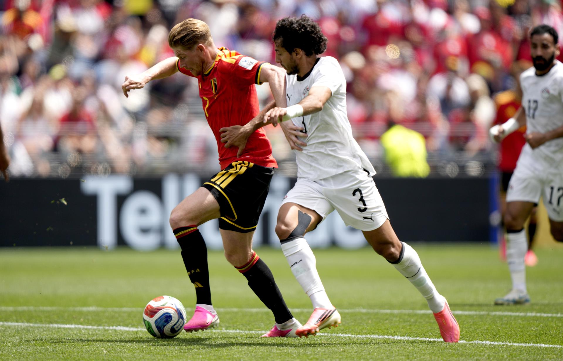 Kevin De Bruyne (izq.) de Bélgica en acción contra Mohamed Hany de Egipto durante el partido de la fase de grupos de la Copa Mundial de la FIFA 2026 entre Bélgica y Egipto, en Seattle, EE. UU., 15 de junio de 2026. (Bélgica, Egipto) EFE/EPA/STEPHEN BRASHEAR