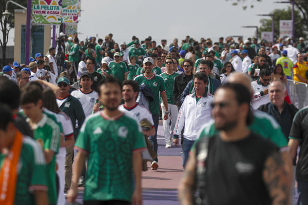 Aficionados animan previo a la inauguración del Mundial de la FIFA 2026 este jueves, en el estadio Ciudad de México (México). EFE/Isaac Esquivel