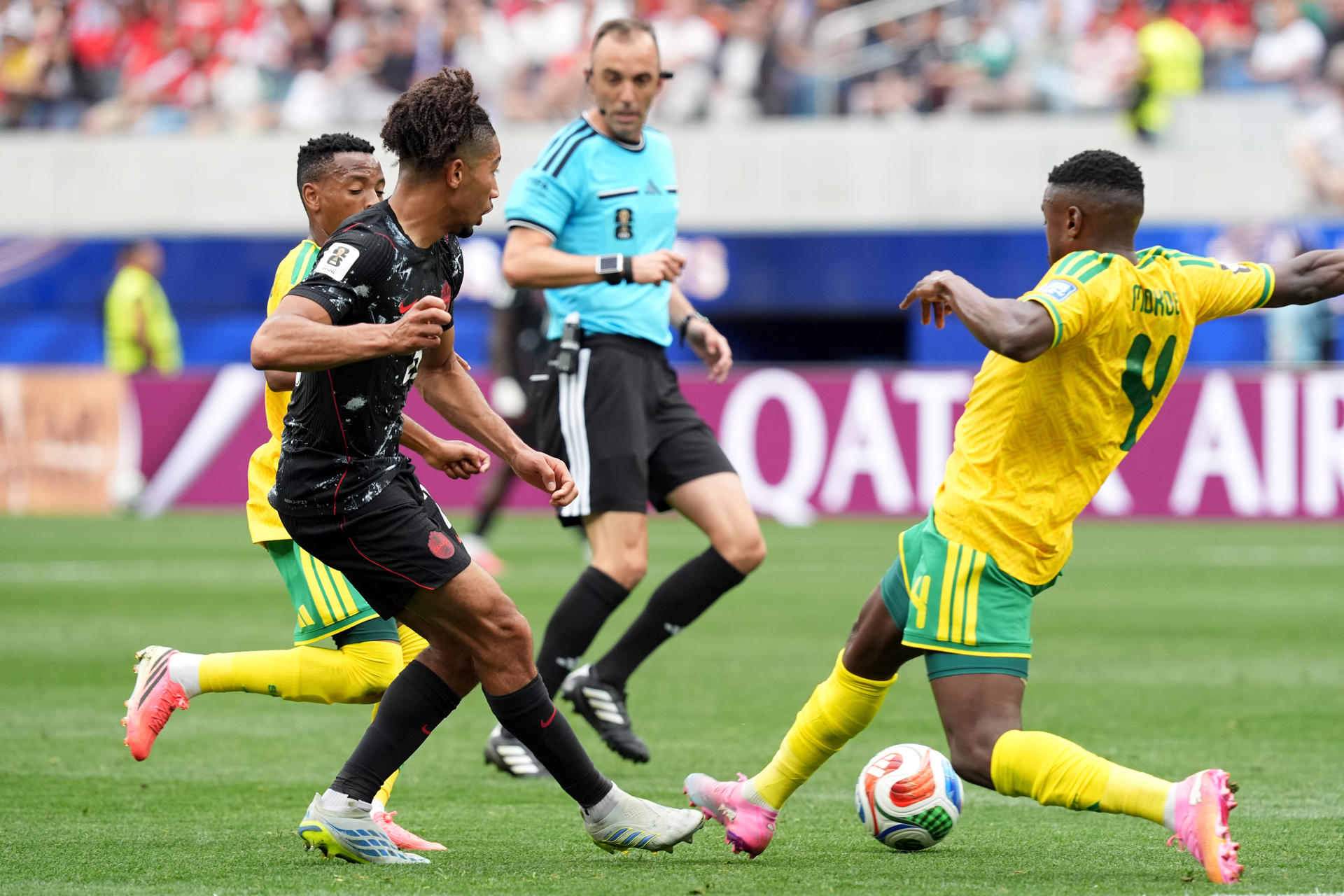 Teboho Mokoena (d) de Sudáfrica disputa un balón este domingo, en un partido por los dieciseisavos de final del Mundial de la FIFA 2026 entre Sudáfrica y Canadá en el estadio SoFi en Los Ángeles (Estados Unidos). EFE/ Omar Alonso