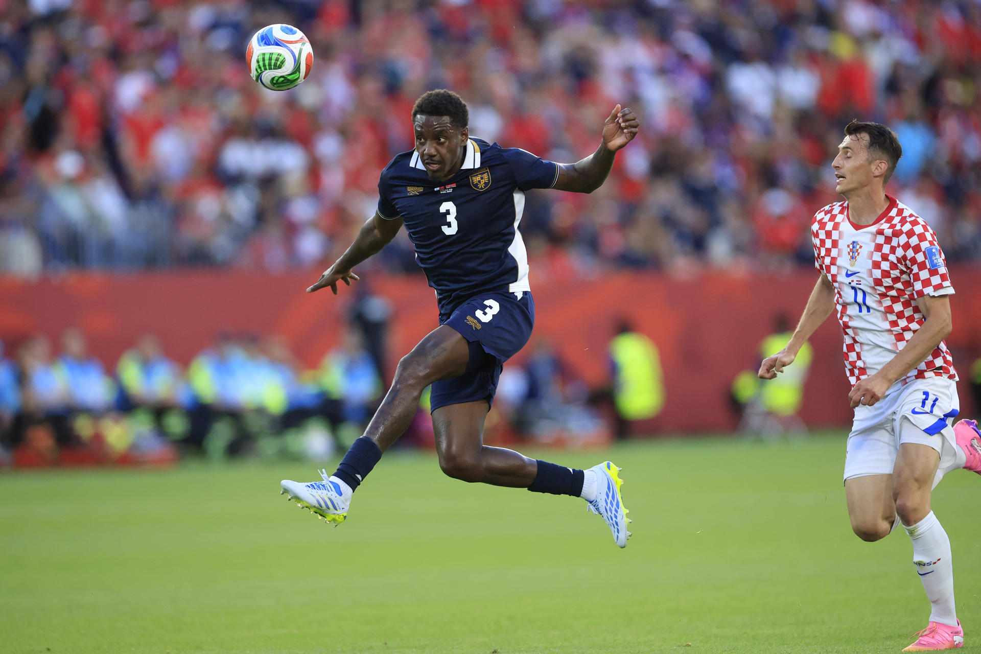 Jose Cordoba (c) de Panamá disputa el balón con Ante Budimir de Croacia este martes, en un partido del grupo L del Mundial de la FIFA 2026 entre Panamá y Croacia en el estadio BMO en Toronto (Canadá). EFE/ Bienvenido Velasco