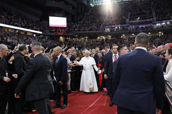 El papa León XIV (c) a su llegada al encuentro 'Tejer redes con el mundo de la cultura, la educación, la empresa y el deporte’, este domingo en el Movistar Arena de Madrid. EFE/POOL/Jesús Hellín