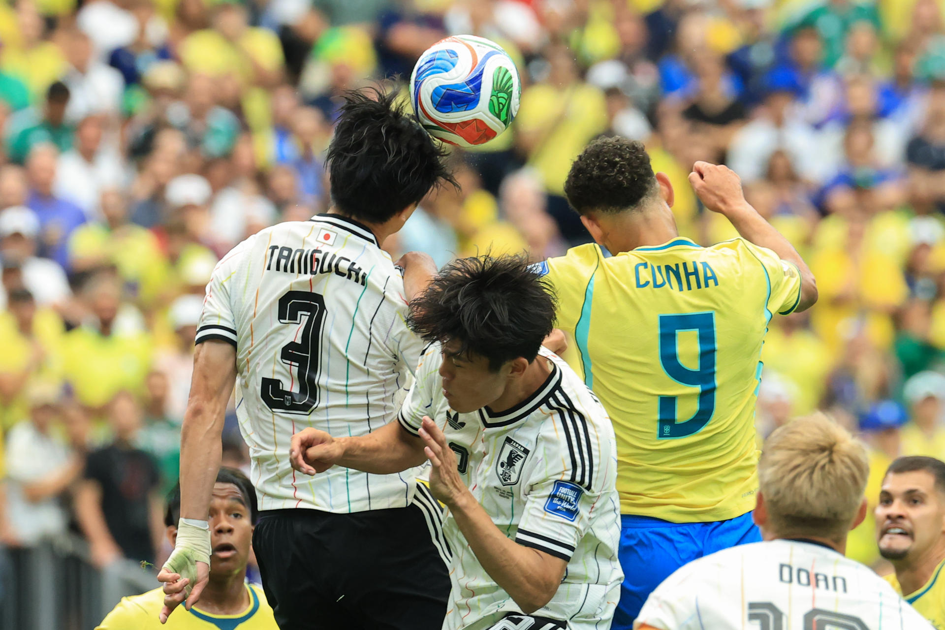 El delantero de Brasil Matheus Cunha (d) disputa el balón ante el defensor de Japón Shogo Taniguchi durante el partido de los dieciseisavos de final del Mundial de Fútbol 2026 entre Brasil y Japón, este lunes en el estadio NRG de Houston (Estados UNidos). EFE/ Carlos Ramírez