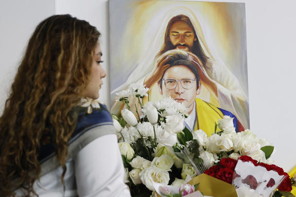 Una persona pone flores en un altar durante la conmemoración del primer aniversario del atentado contra Miguel Uribe Turbay en Bogotá (Colombia). Colombia recuerda con misas y ofrendas el primer año del atentado contra el senador y precandidato presidencial del partido uribista Centro Democrático, quien fue gravemente herido en un atentado y falleció dos meses después. EFE/ Mauricio Dueñas Castañeda