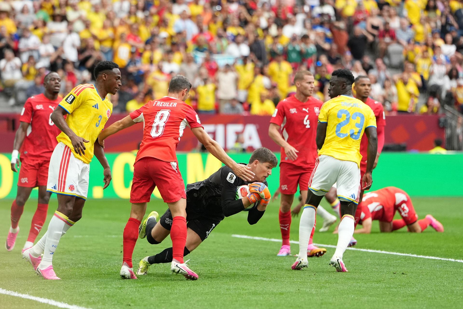 El portero suizo Gregor Kobel (C) en acción durante el partido de octavos de final de la Copa Mundial de la FIFA 2026 entre Suiza y Colombia, en Vancouver, Canadá, el 7 de julio de 2026. (Suiza) EFE/EPA/BOB FRID
