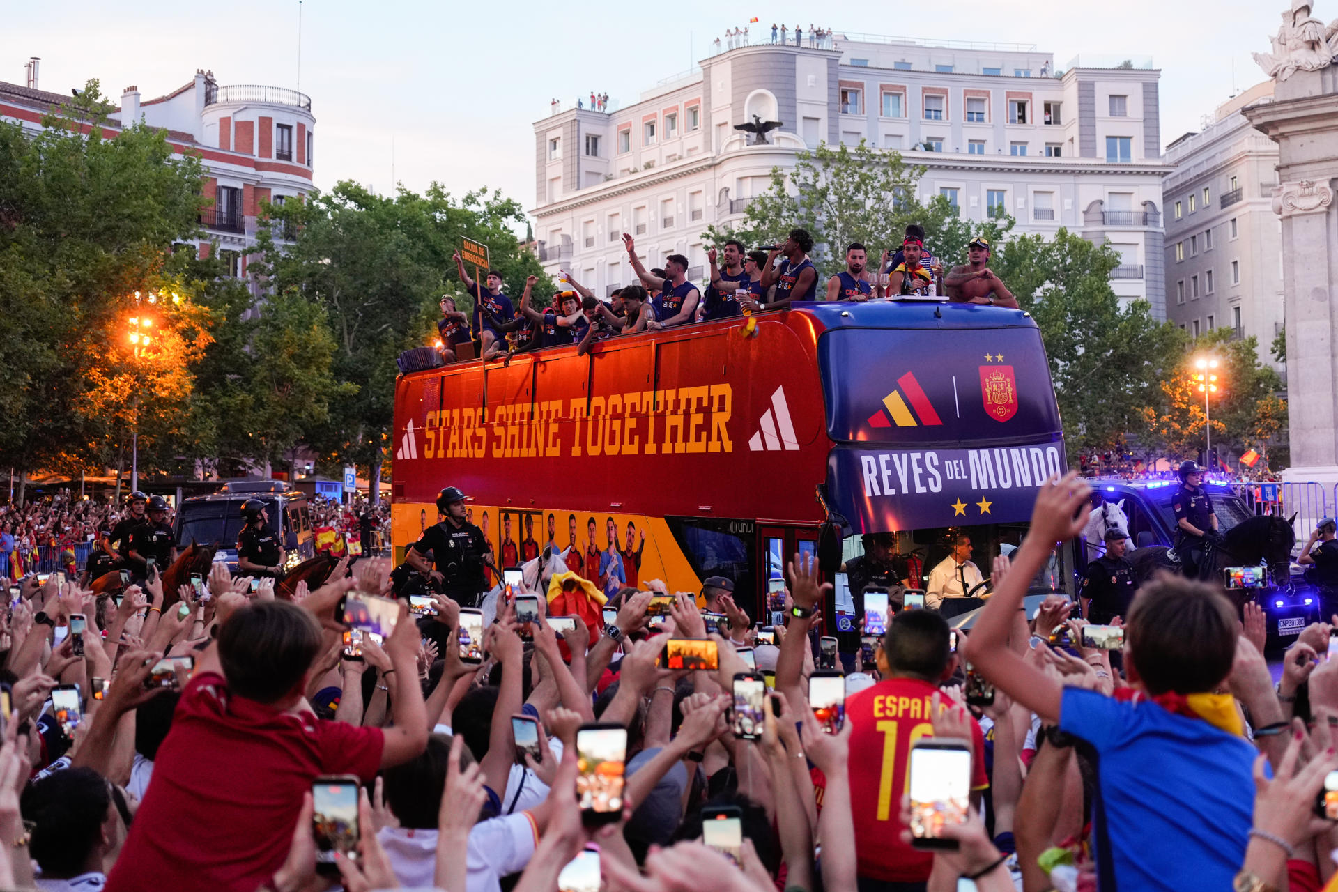 Los jugadores de la selección española a su llegada a la plaza de Cibeles para celebrar con los aficionados españoles el campeonato del mundo tras derrotar en la final a Argentina. EFE/Borja Sánchez-Trillo.
