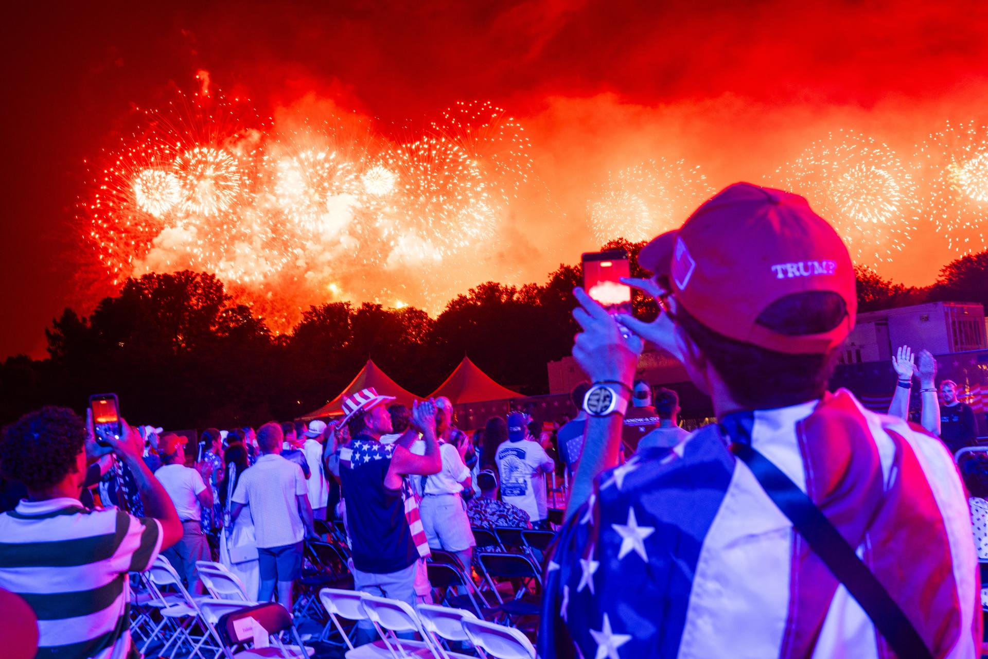 Fuegos artificiales iluminan el cielo durante la celebración del 250 aniversario de Estados Unidos en el National Mall de Washington, D.C., EE. UU., el 5 de julio de 2026. Se informa que el espectáculo de fuegos artificiales es el más grande de la historia, con 850.000 proyectiles lanzados durante 40 minutos. EFE/EPA/JIM LO SCALZO / POOL
