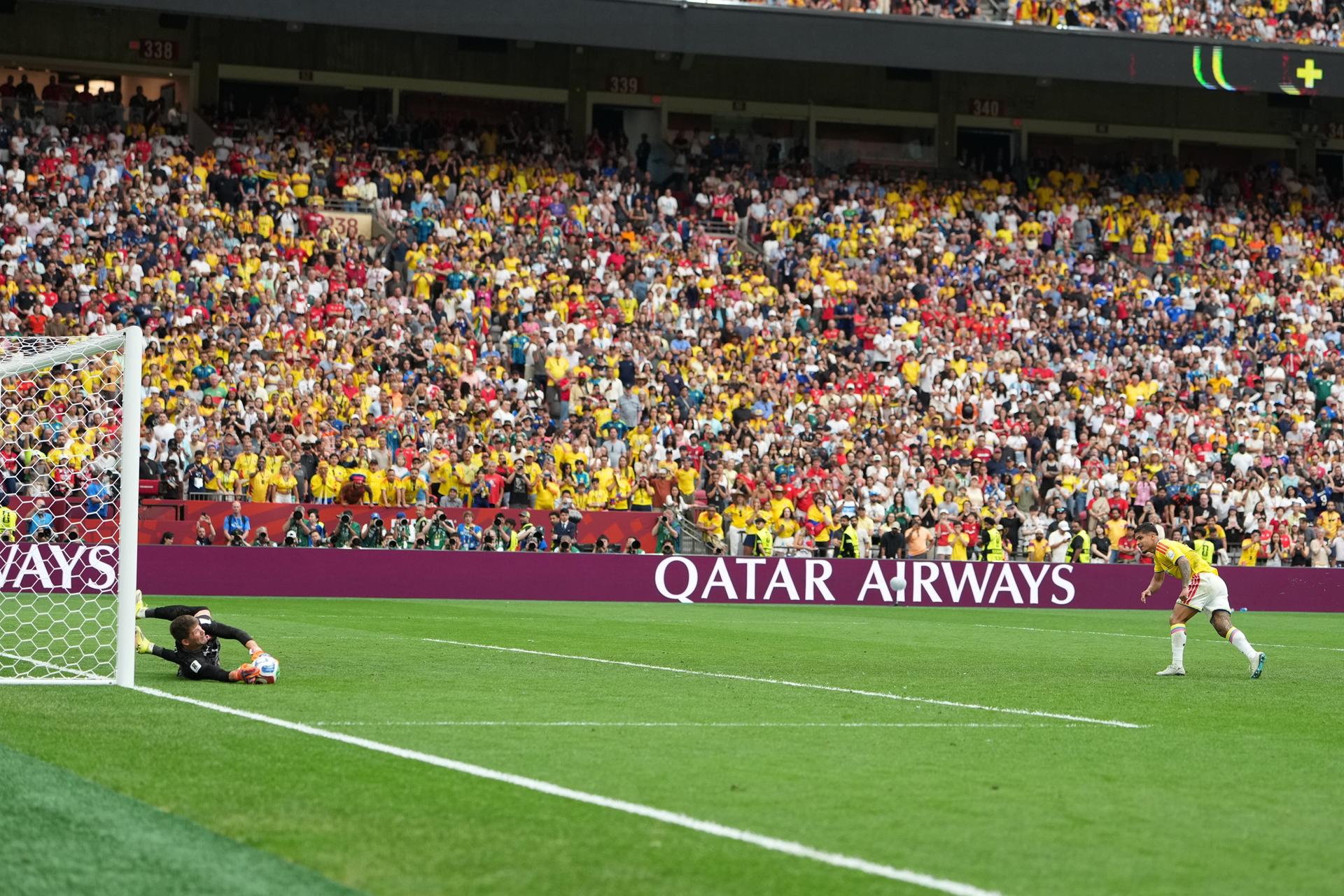 El portero suizo Gregor Kobel (izq.) realiza una parada ante Cucho Hernández de Colombia durante la tanda de penaltis del partido de octavos de final de la Copa Mundial de la FIFA 2026 entre Suiza y Colombia, en Vancouver, Canadá, el 7 de julio de 2026. (Suiza) EFE/EPA/BOB FRID